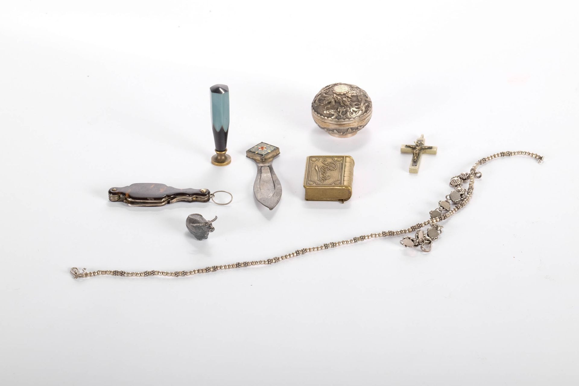Bijouterie, objet de vitrine Display items and jewelry; some silver.