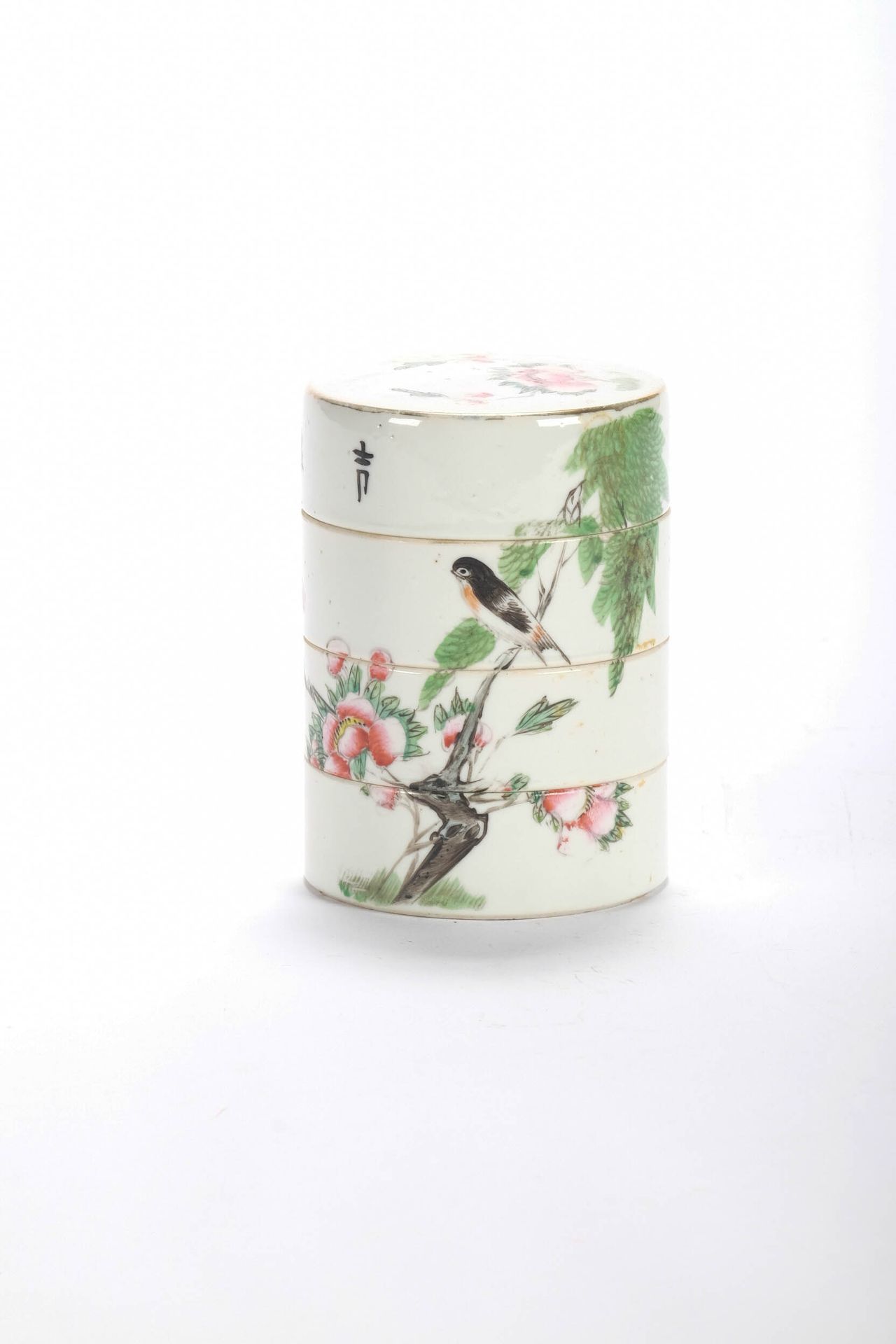 CHINE (CHINA, 中国) 瓷罐有4个隔间。高11厘米，深8厘米。XIX.