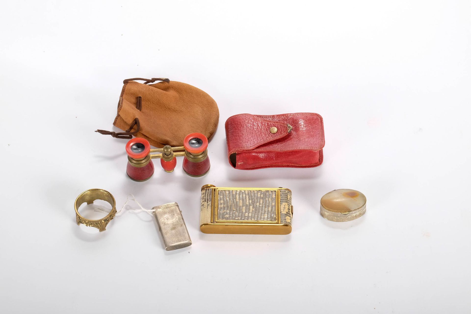 Lot d’objets de vitrine et divers 歌剧眼镜、火柴盒、修脚套装等。