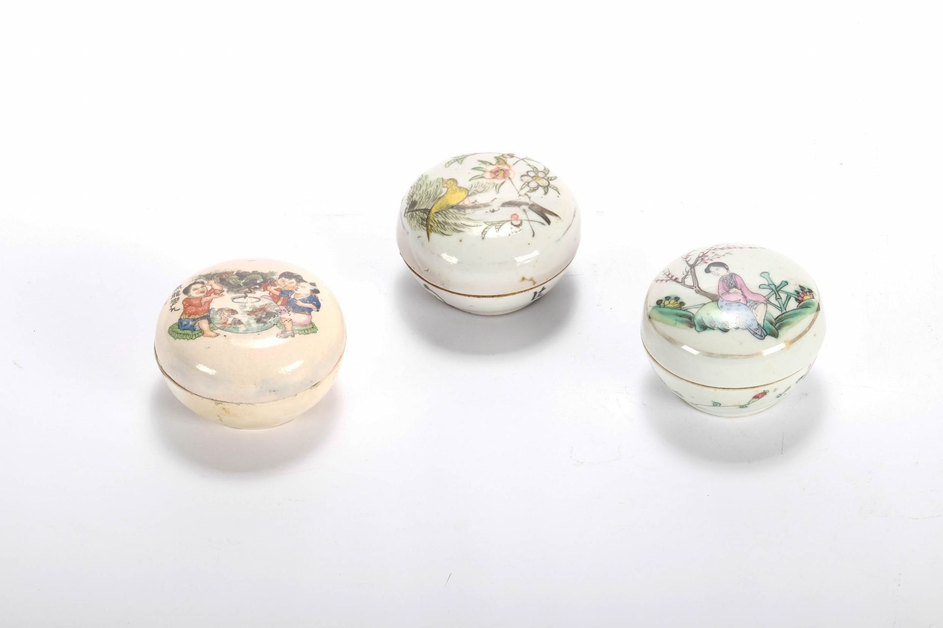 CHINE (CHINA, 中国) 一套3个有盖小瓷盒，19世纪末，20世纪初。高5厘米，直径8厘米。