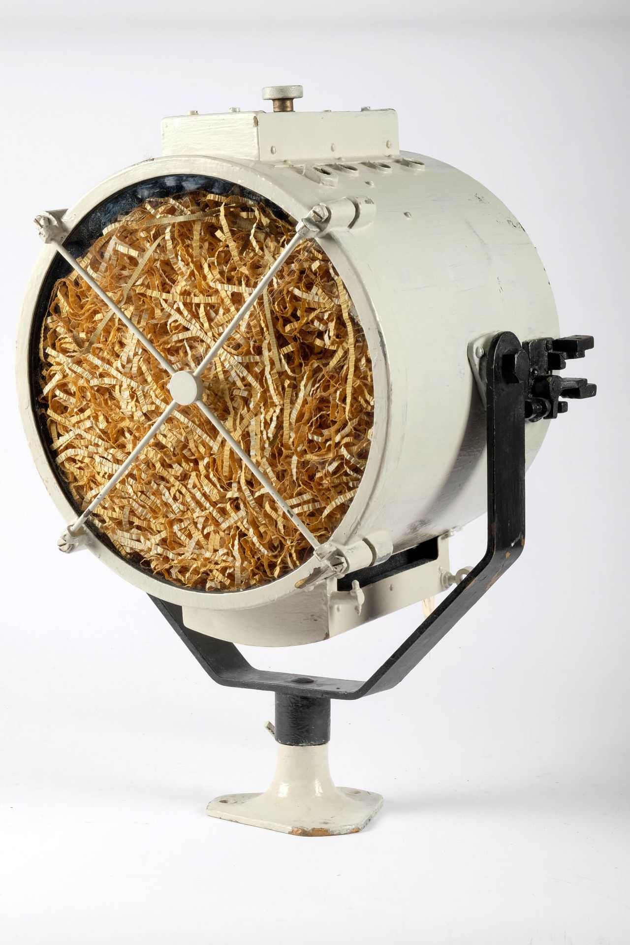 MILITARIA - Objet de marine 
一盏大型海上探照灯，带有莫尔斯电码通信的控制装置，黄铜和涂铜，59厘米。附上一盒灯泡。