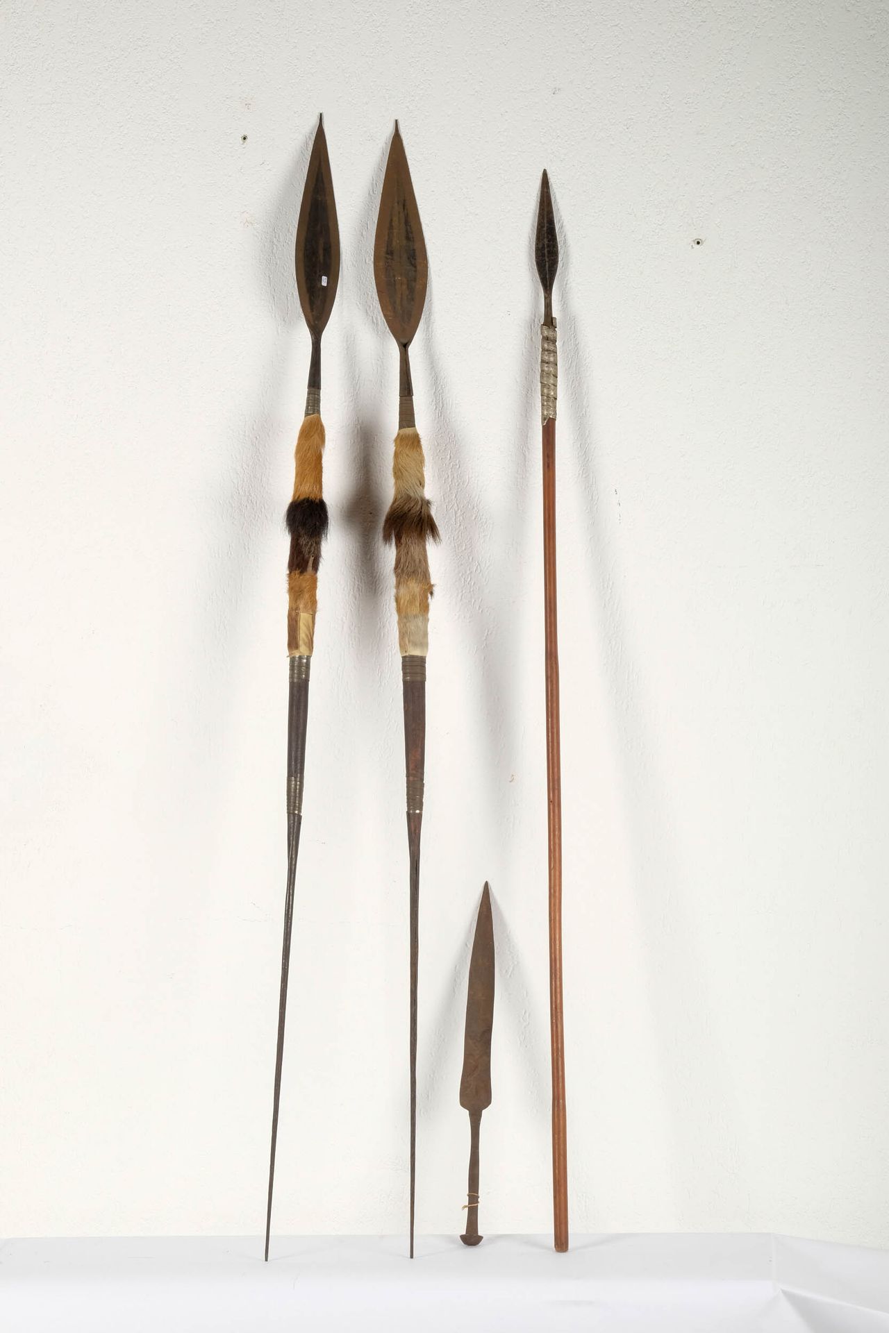 Arme – Armurerie 2 assegais and a Congolese spear. A knife is attached.