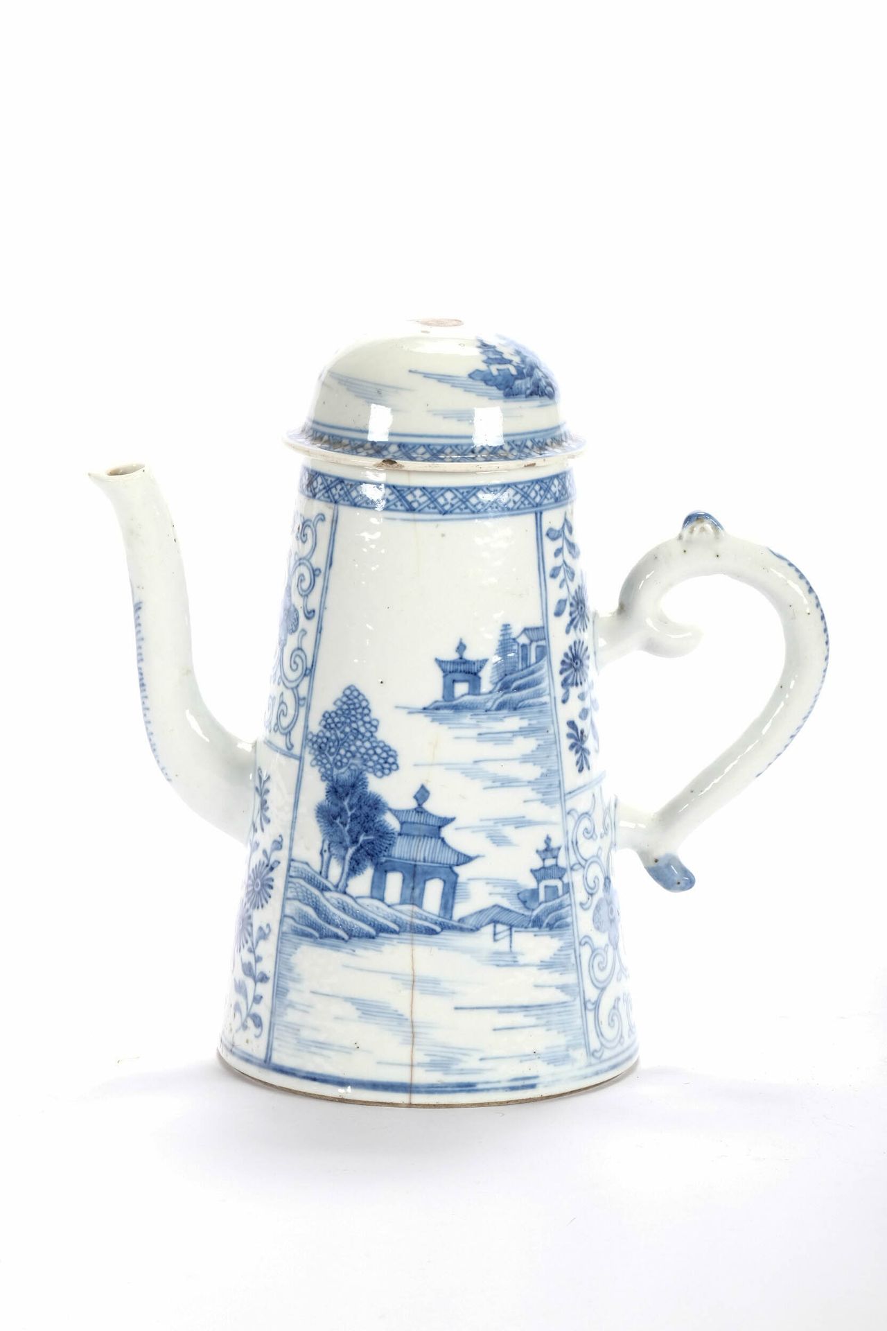 Chine, Compagnie des Indes, XVIIIe. 白色和蓝色的瓷器茶壶，缺失网纹。高23厘米。