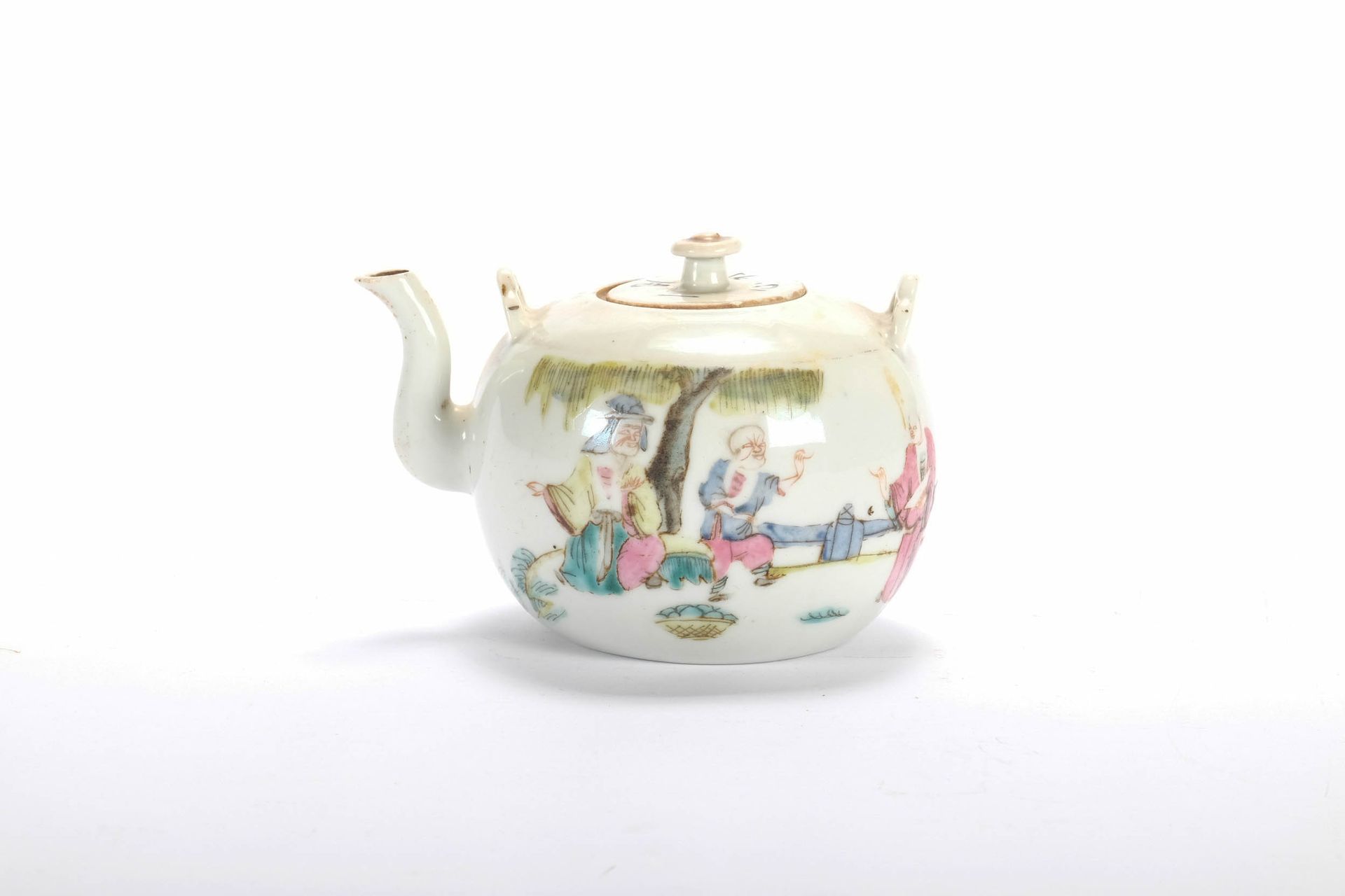 CHINE (CHINA, 中国) 瓷质茶壶。19世纪。高9厘米，长13厘米。