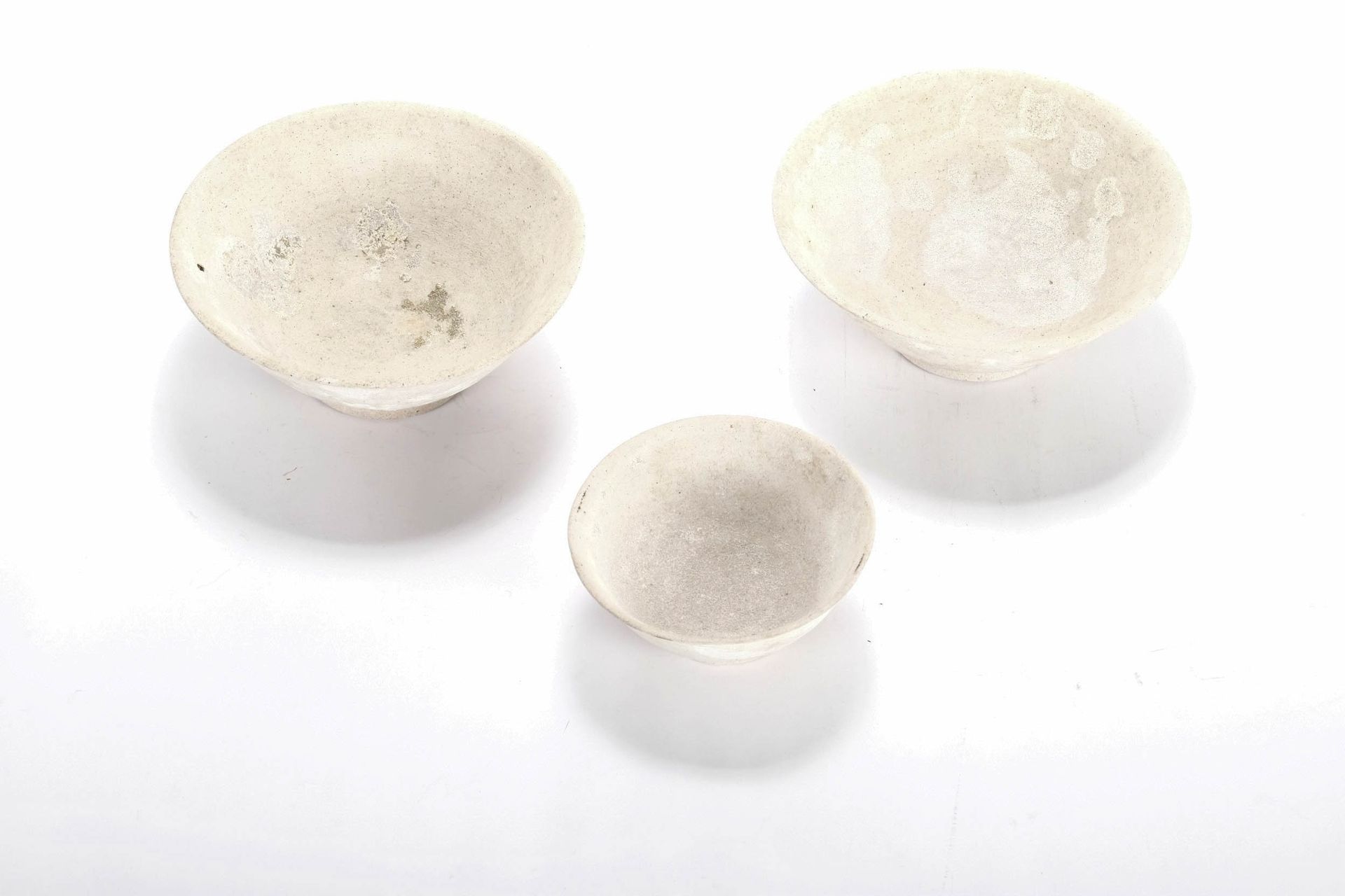 CHINE (CHINA, 中国) Set of 3 stoneware bowls, 20.5, 20.5 and 14 cm.