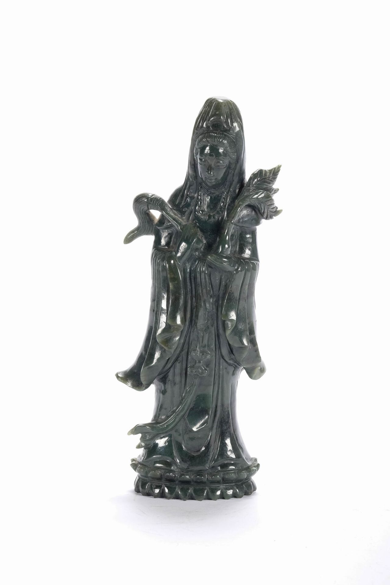 CHINE (CHINA, 中国) Statuette en jade, marquage sous la base, H 23,5 cm.