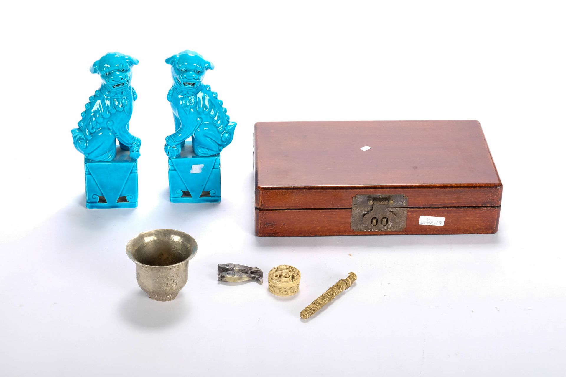 CHINE (CHINA, 中国) Lot of a box, two dogs of Fo, ivory objects and a jade fish.