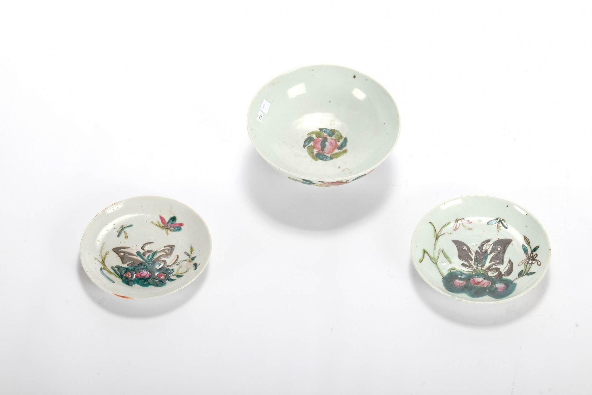 CHINE (CHINA, 中国) 一套2个小瓷盘。高2.5厘米，直径13.5厘米，一个碗高6厘米，直径15.5厘米。19世纪晚期。