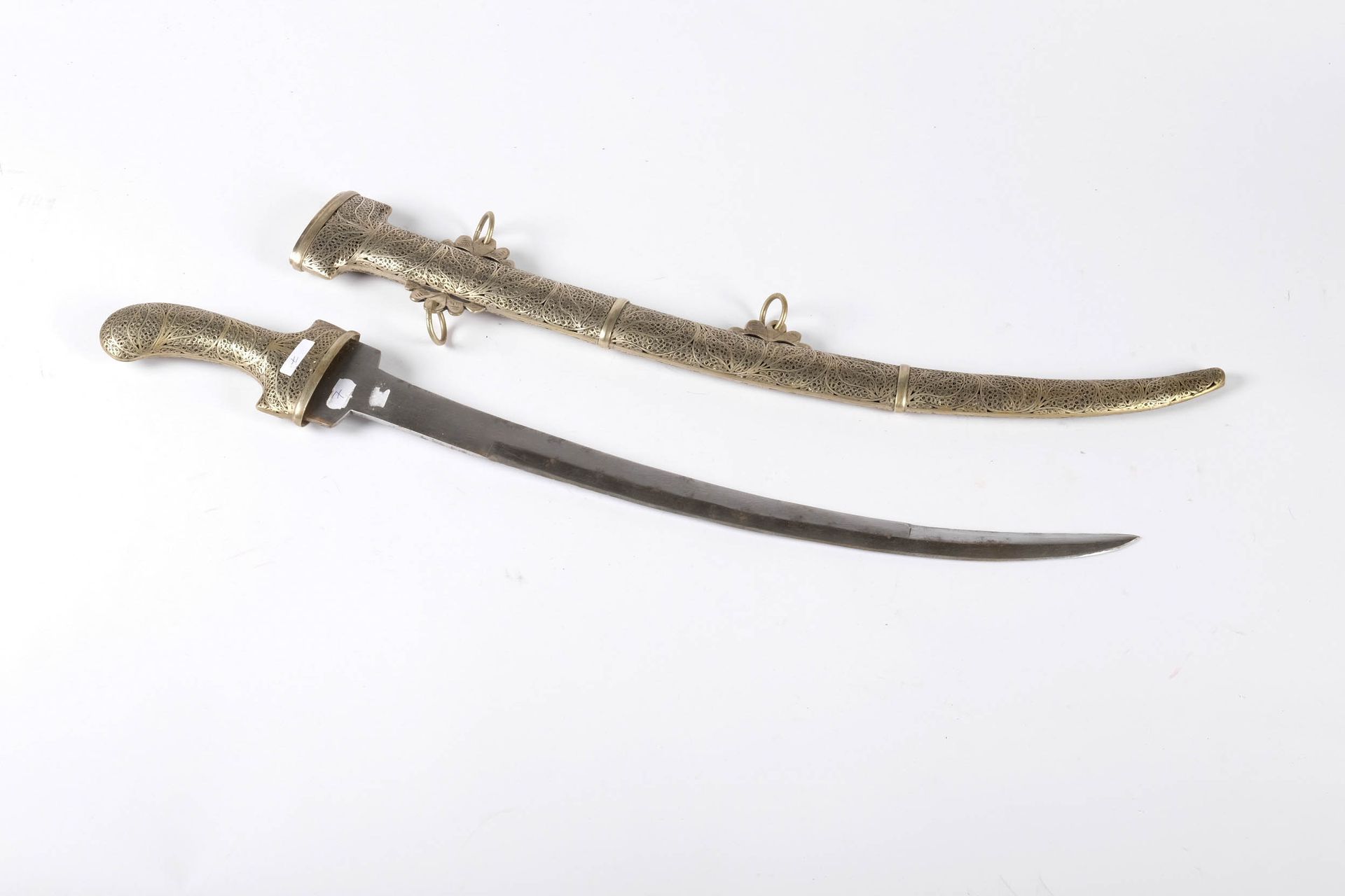 Arme – Armurerie 大型北非镀银匕首，上面有完整的穿孔图案装饰。