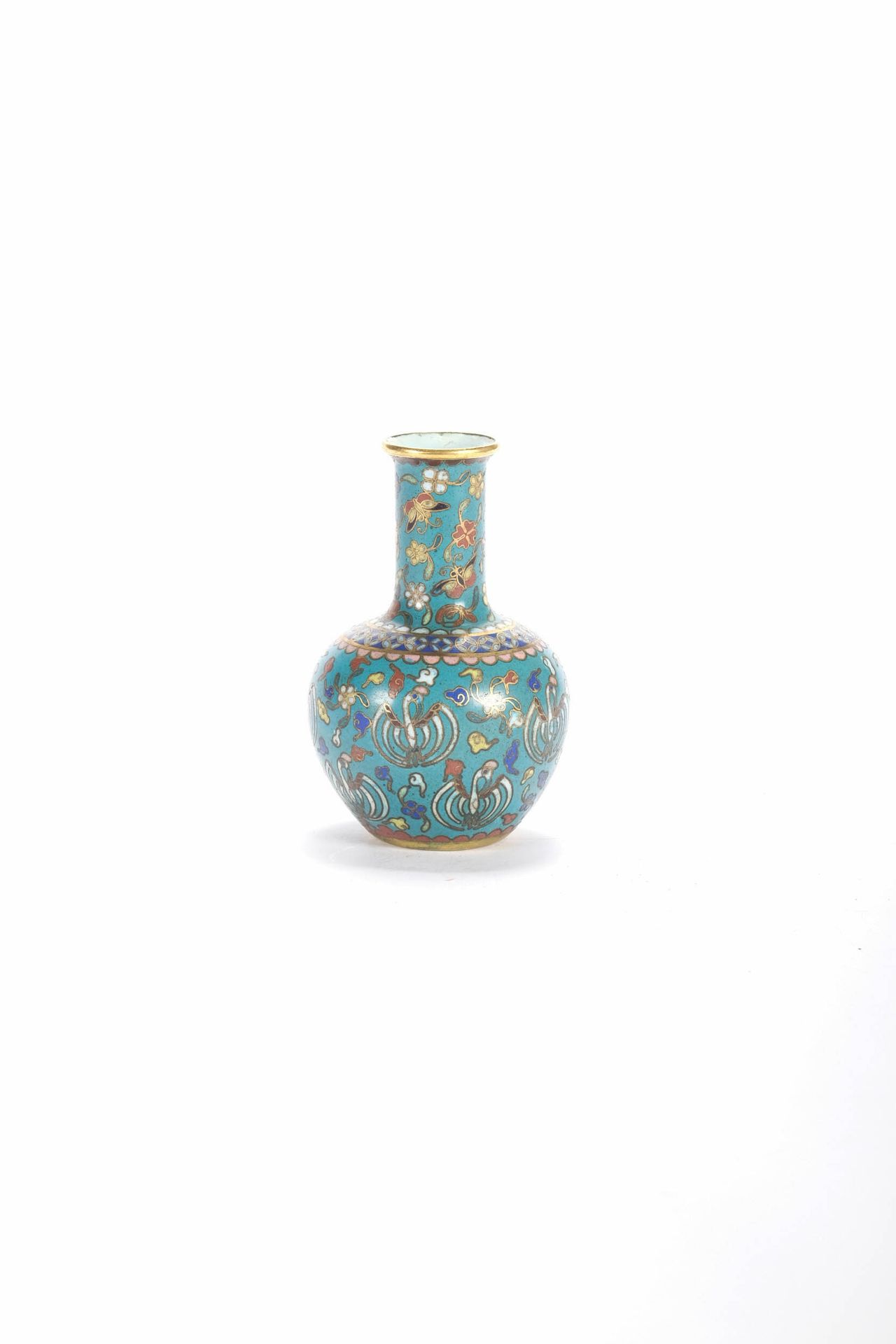 CHINE (CHINA, 中国) Vase en émail cloisonné à fond blanc, XIX, 8,5 cm.