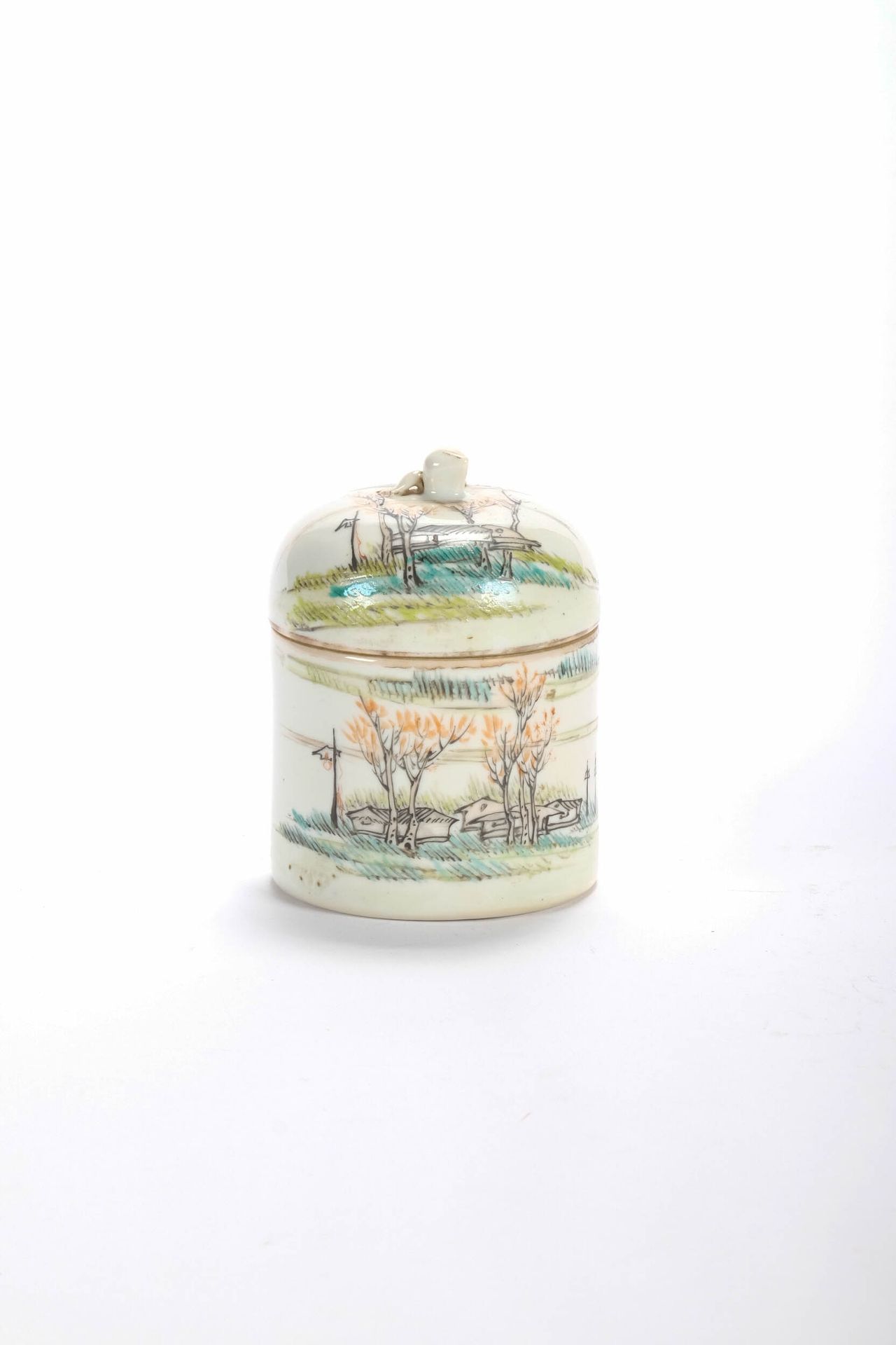 CHINE (CHINA, 中国) Covered pot in porcelain. End XIX. H 10 cm.