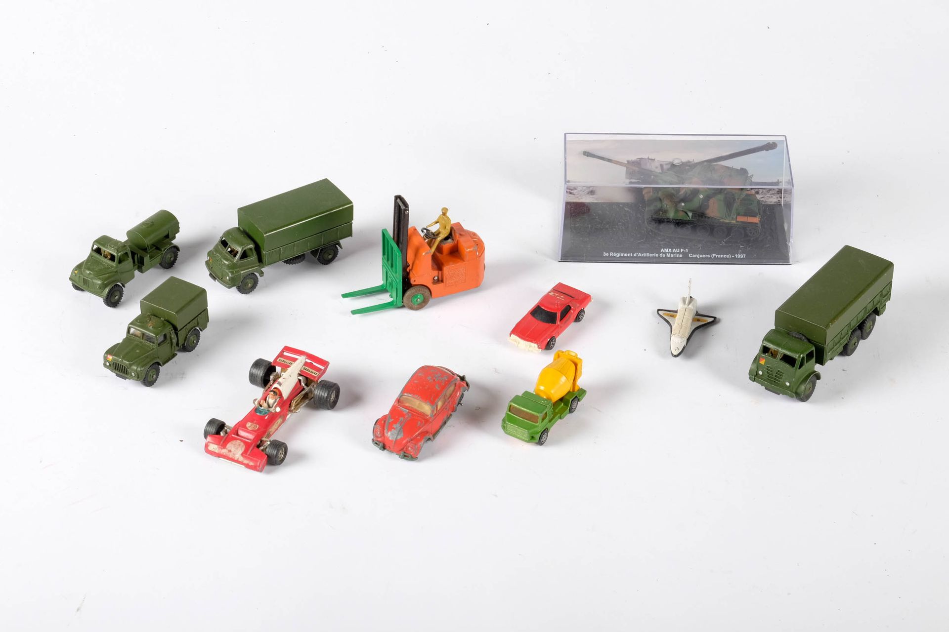 JOUET Lot of 5 Dinky vehicles and 5 Corgi vehicles. We join a tank.