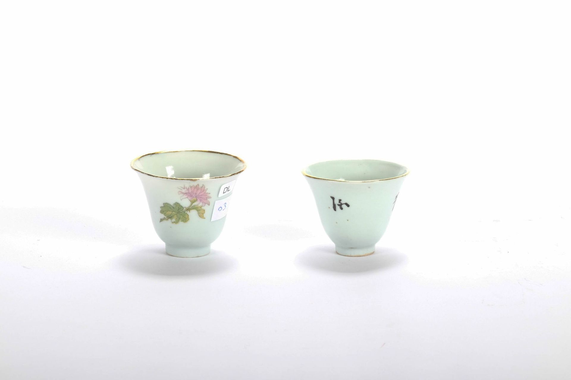 CHINE (CHINA, 中国) Lot de 2 pochons en porcelaine. Fin XIX début XX, H 5 cm.