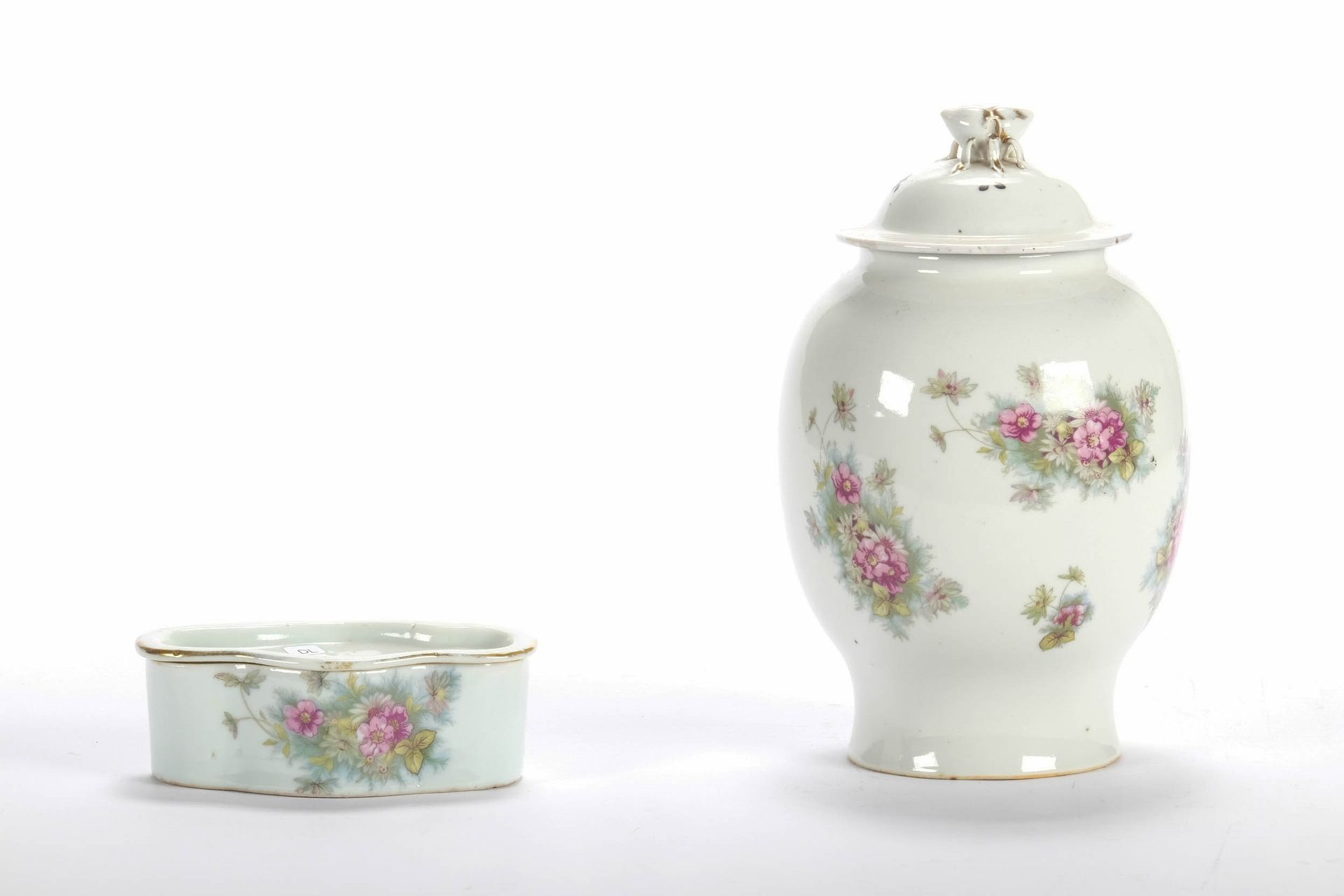 CHINE (CHINA, 中国) 瓷器花瓶和蟋蟀盒。19世纪末和20世纪初，高21厘米和高4,5厘米，宽13厘米。