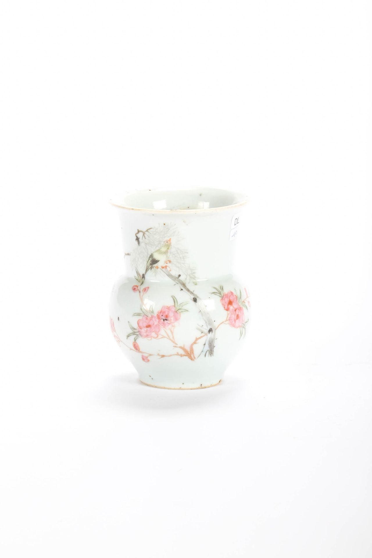 CHINE (CHINA, 中国) Petit vase en porcelaine. Fin XIX.