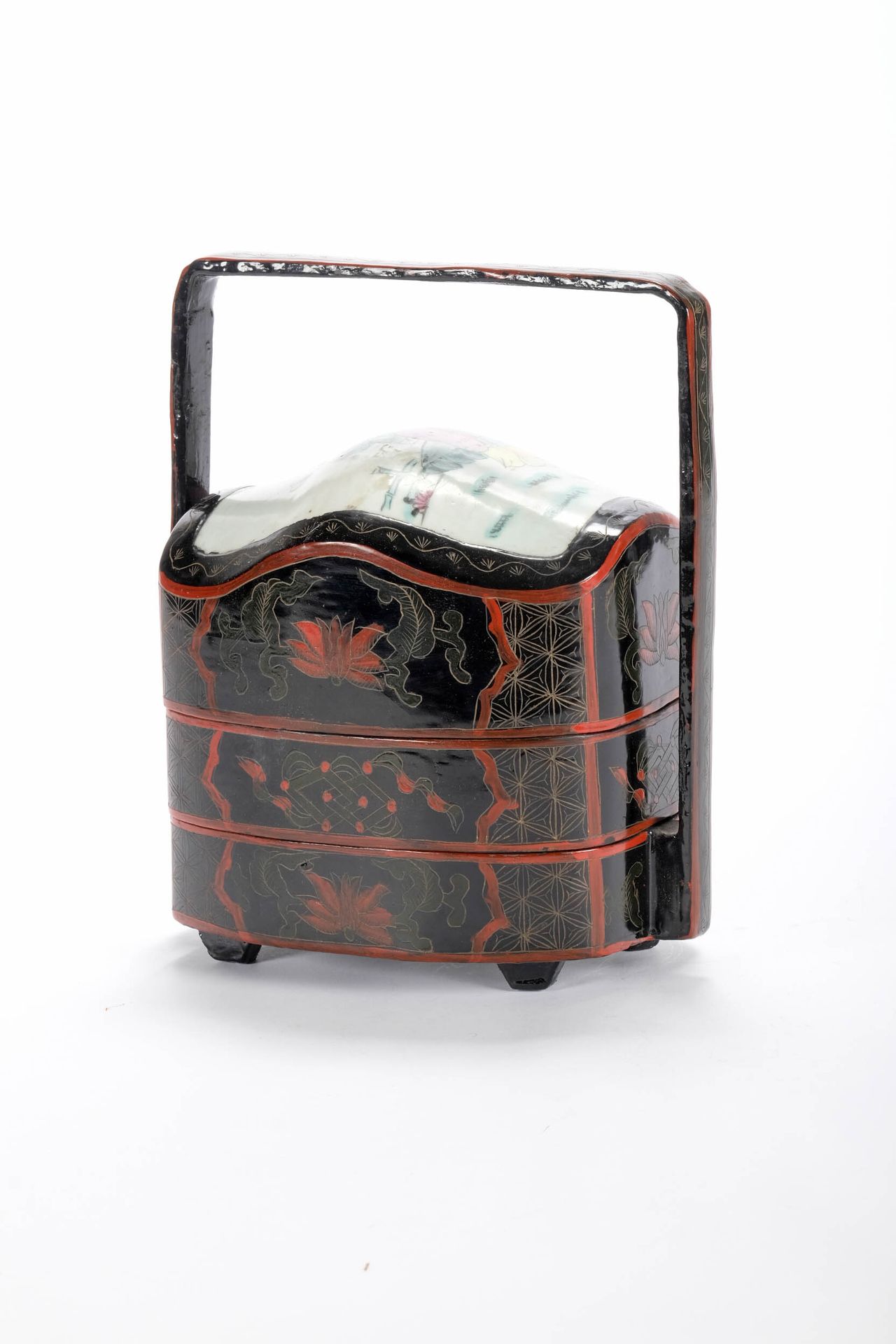 CHINE Bento chinois en bois et dessus en porcelaine, 22,5 cm.