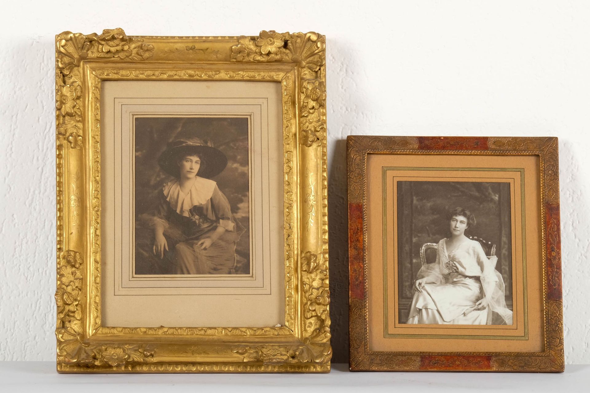 PHOTOGRAPHIE 拍卖会上有两张老照片，一张是镀金木框，另一张是铜框，分别是18 X 11.5厘米和15 X 11.5厘米。