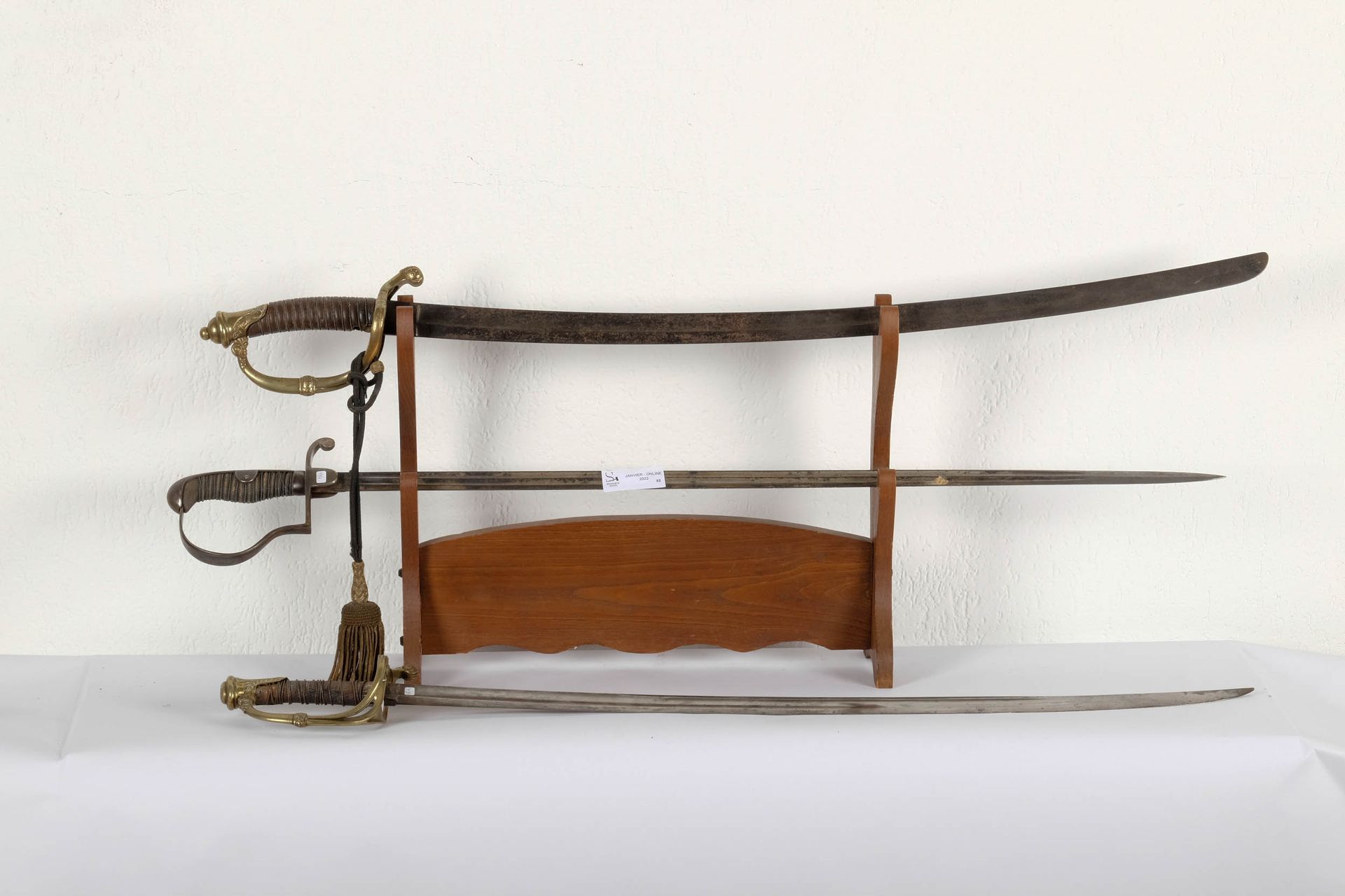 Arme – Armurerie 一套3把无刀鞘的军刀，其中一把是步兵军官的军刀，标有 "Prevel Paris"，一把有编号。
