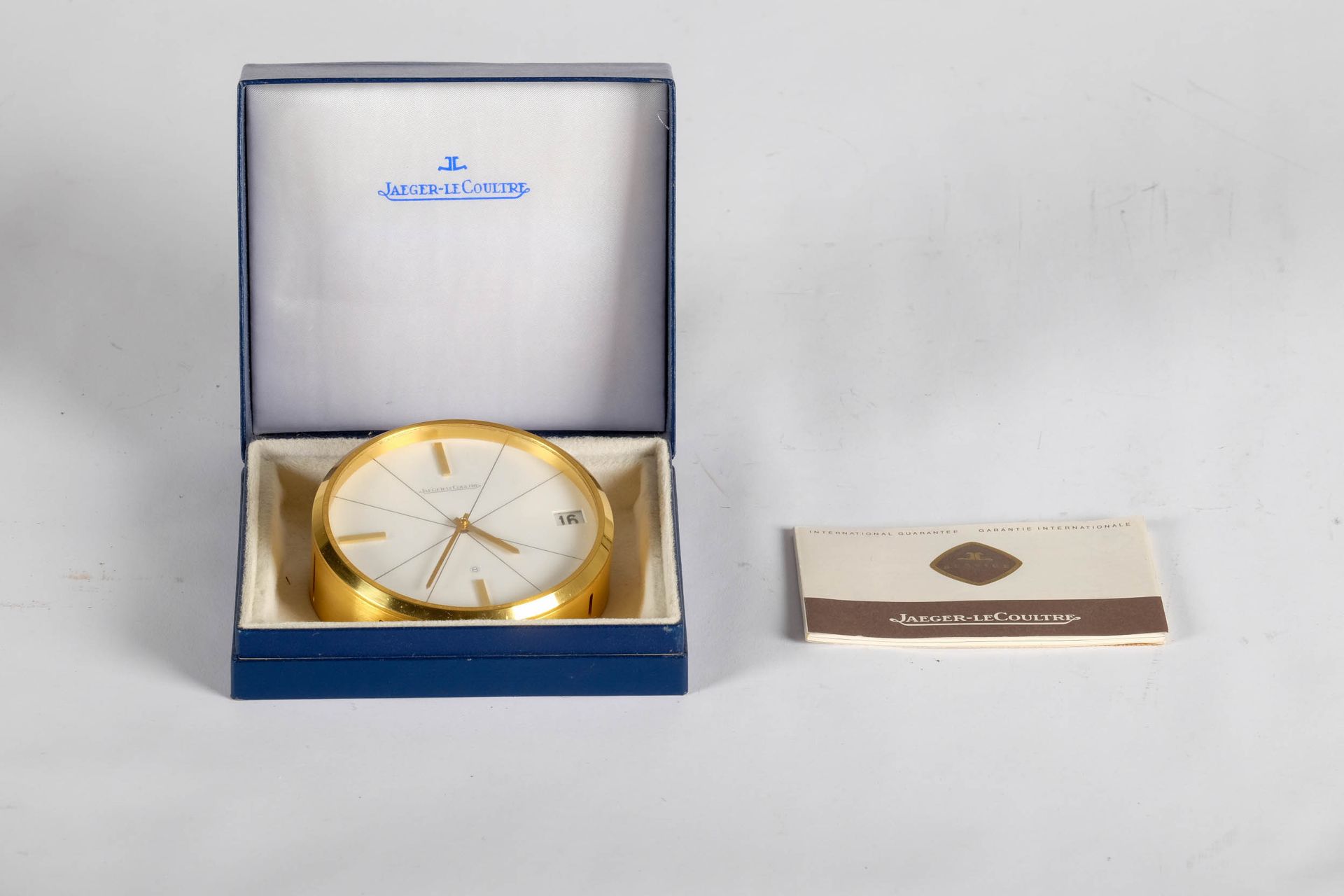 Horlogerie, Jaeger LeCoultre Tischuhr aus vergoldetem Messing, Datumsanzeige bei&hellip;