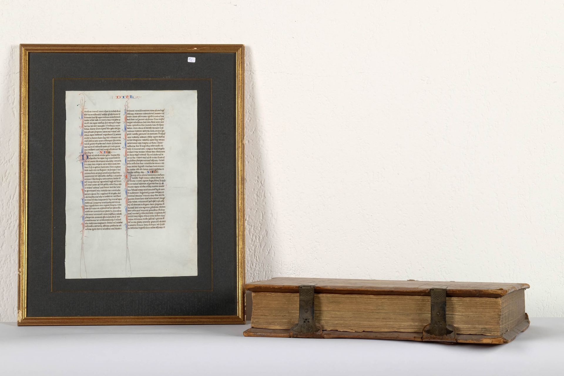 Bibliophilie Lot of a framed page and an old book, 30 X 21 cm and 39,5 X 26 cm.