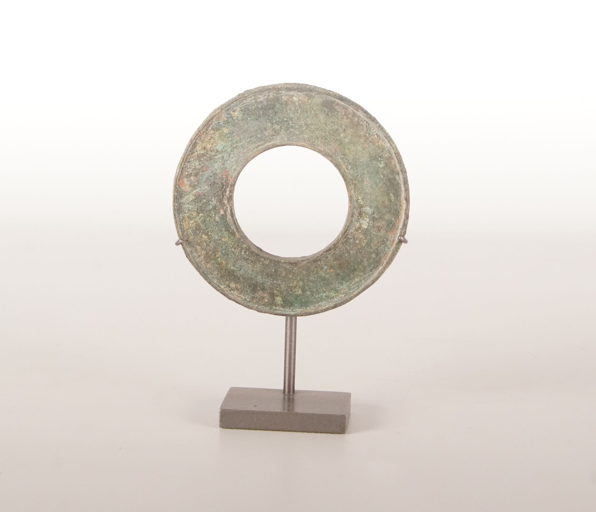 CHINE TRAVAIL ANCIEN Bi aus Bronze.