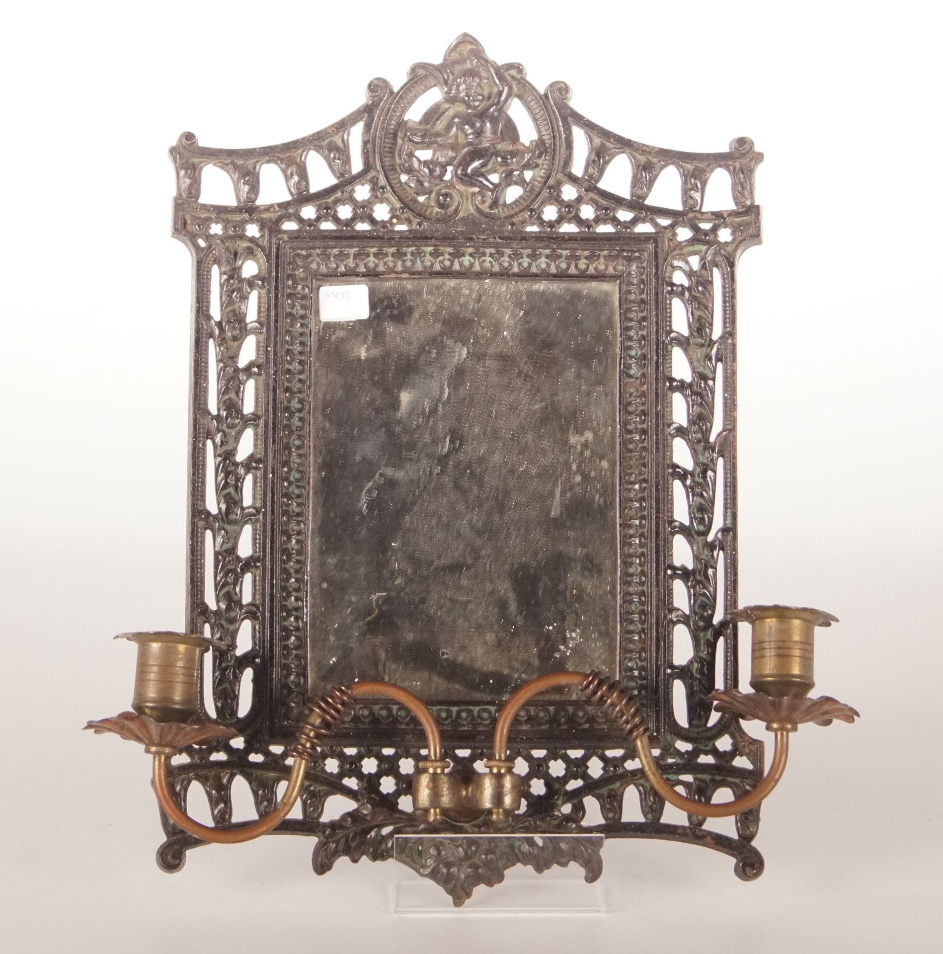 Miroir girandole, fin XIXe 一面铸铁、铜和斜面的镜子，有两个灯臂。有拿破仑三世的装饰。N°212323.32.5 x 22 cm。