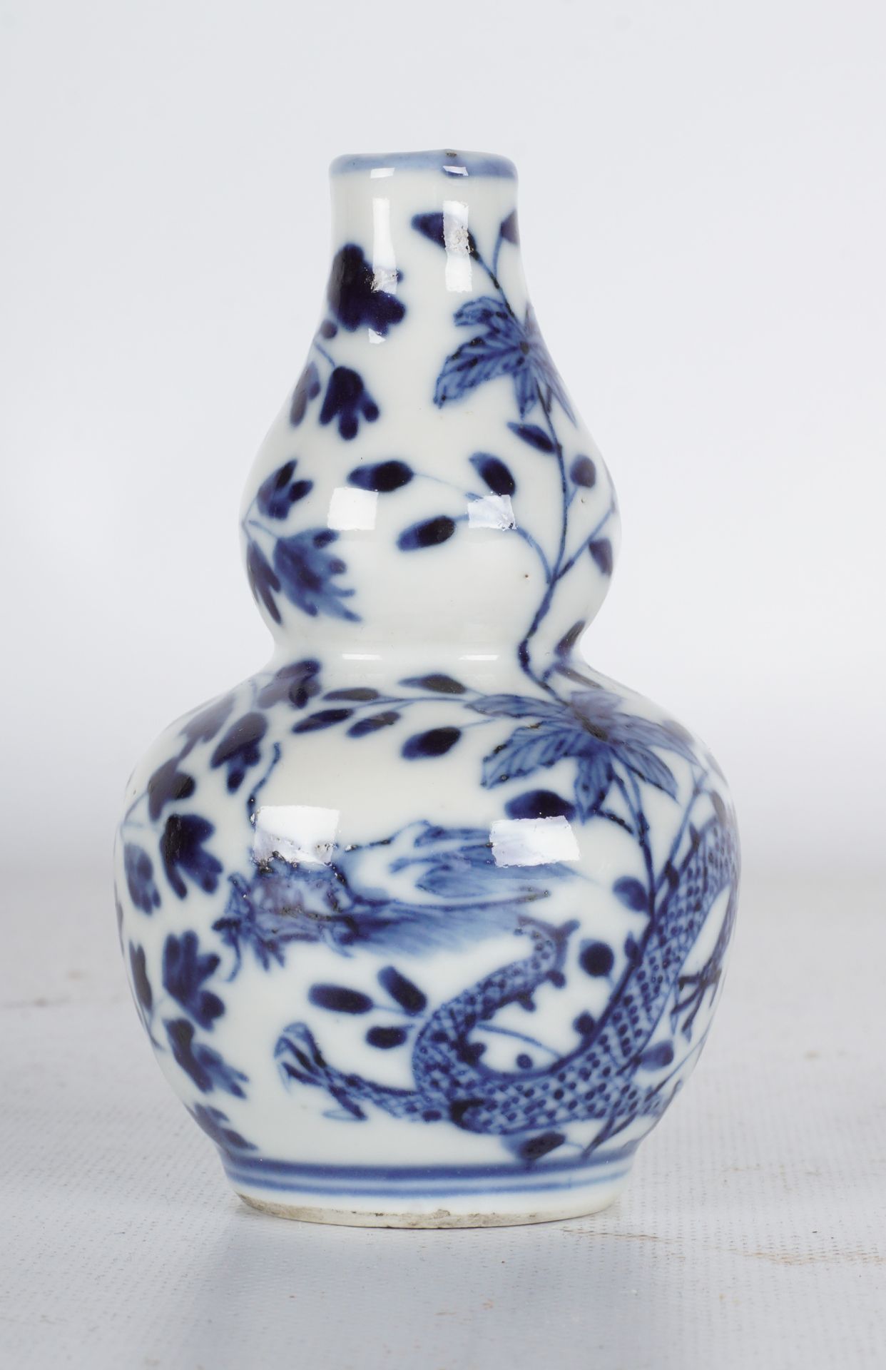 Chine, XVIIIe Porcelaine Blanc bleue (China) 
白瓷和蓝瓷葫芦花瓶，有四爪龙和牡丹。青白瓷，9.45厘米

有中文电&hellip;