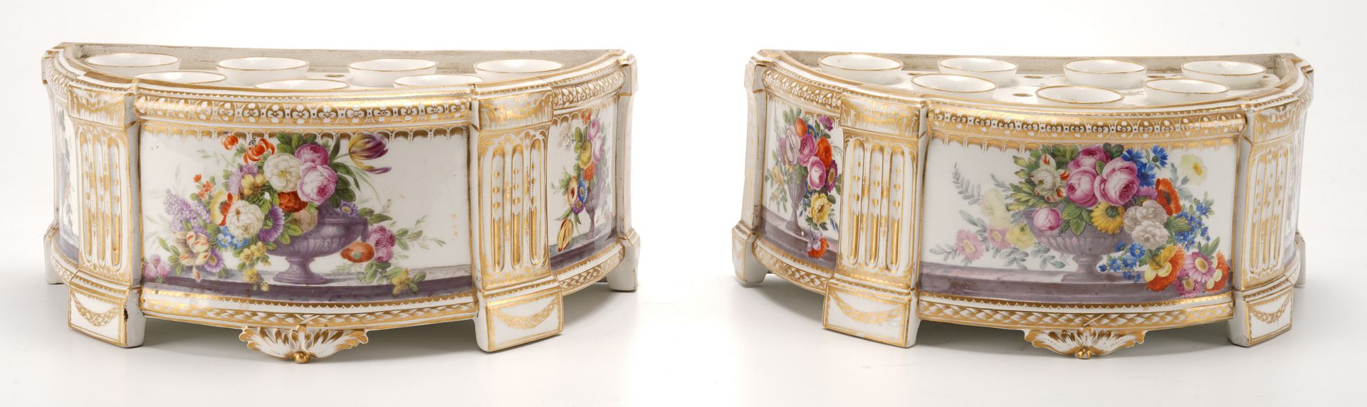 Manufacture de porcelaine de Clignancourt dite de Monsieur 一对特殊的瓷质半月形花盆，装饰有古董花瓶和&hellip;