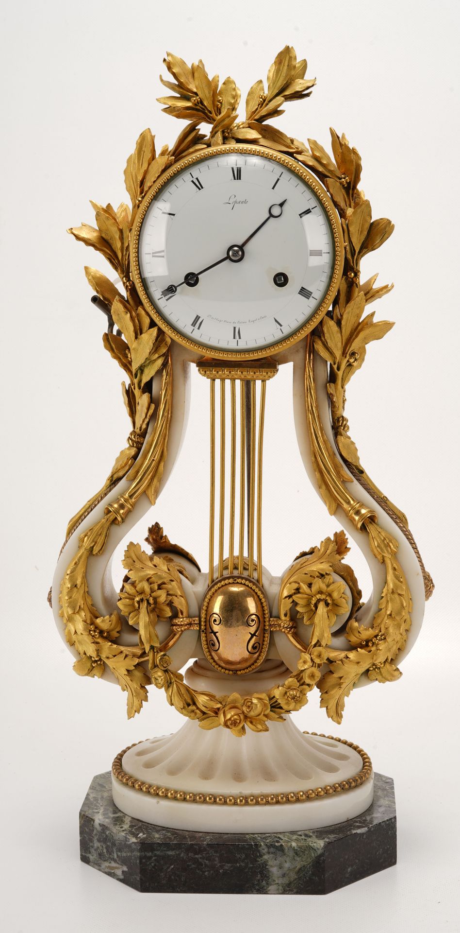 Horloge - Lepaute à Paris - Epoque Empire 白色大理石、鎏金铜、黄铜、玻璃和海绿色大理石的Lyre时钟。装饰有月桂树叶、&hellip;