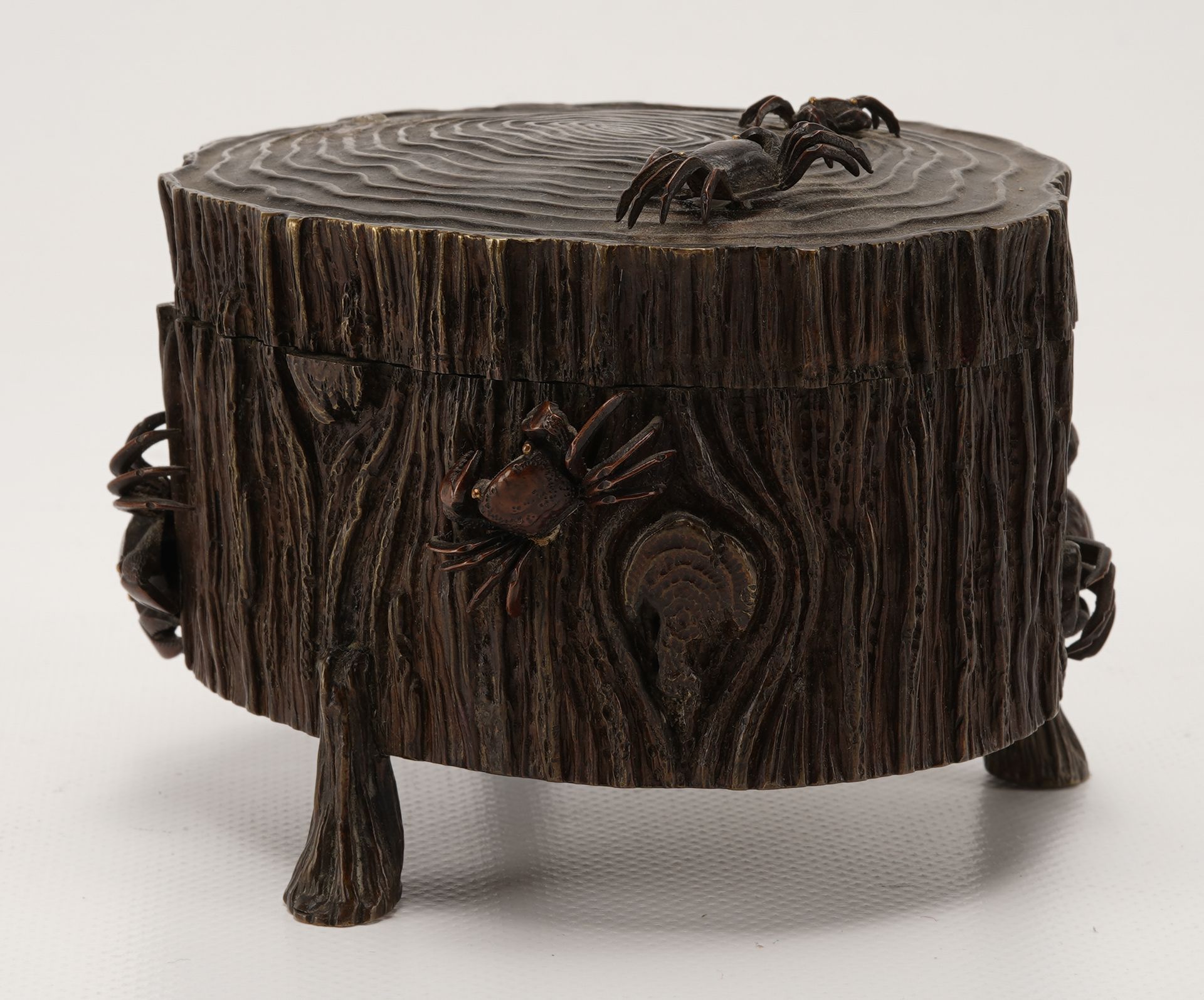 Japon - Epoque Meiji Scatola di bronzo a forma di ceppo d'albero occupata da gra&hellip;