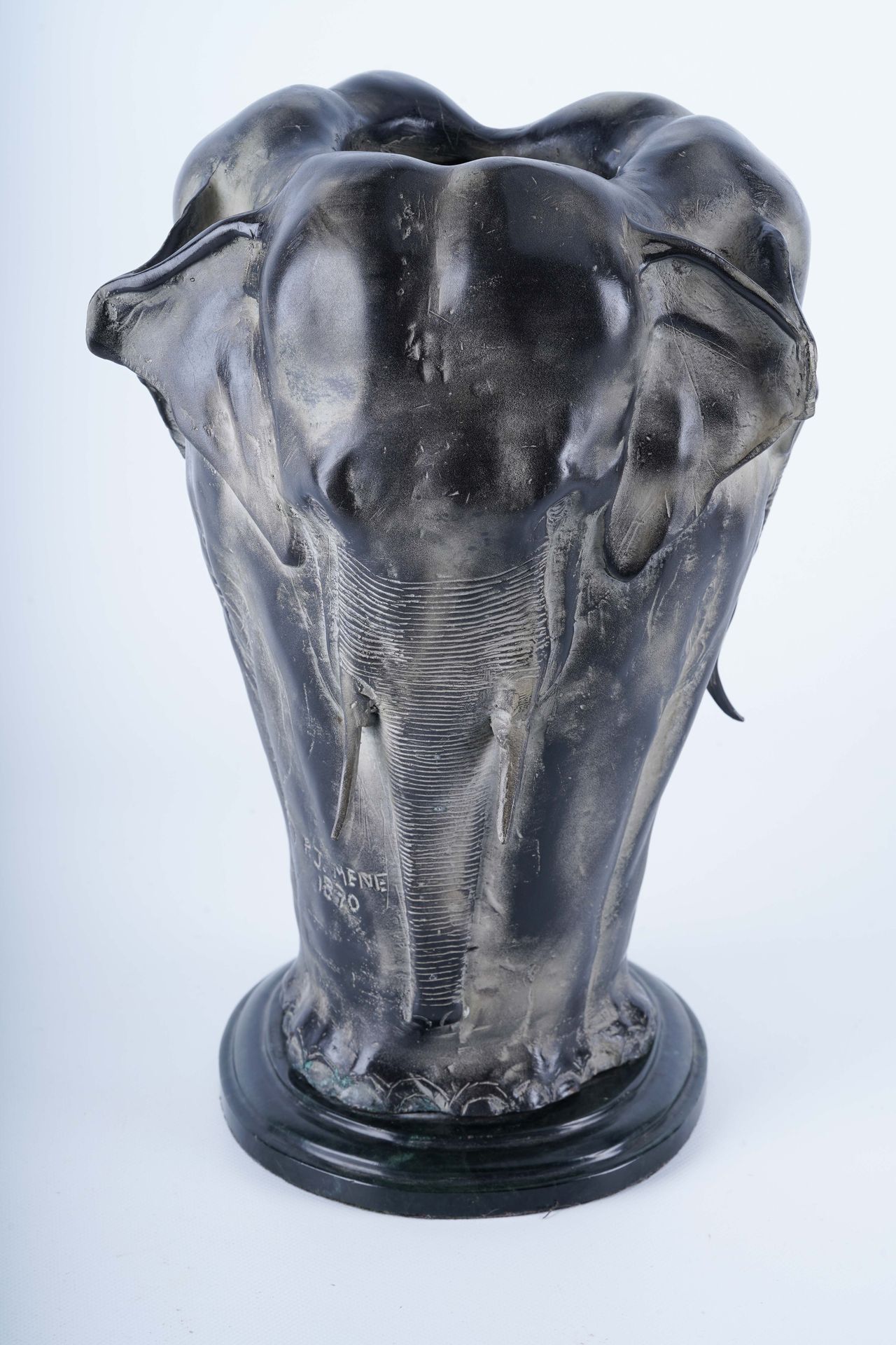 Pierre-Jules MÈNE (1810-1879) Vase éléphant. Bronze sur socle de marbre. H. 30.5&hellip;