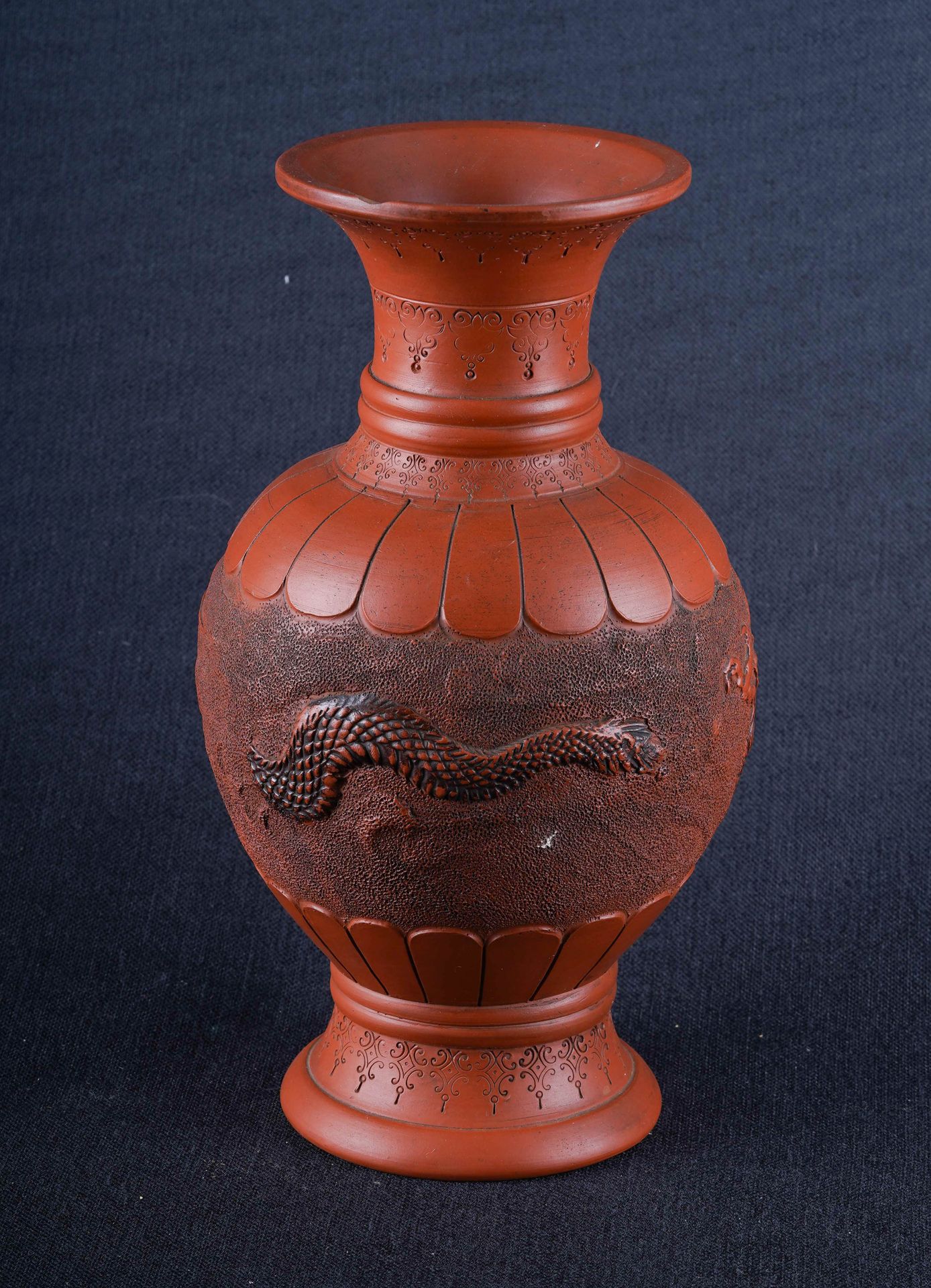 Chine ou Japon Vase balustre en terre cuite Yixing à décor de dragon à trois gri&hellip;