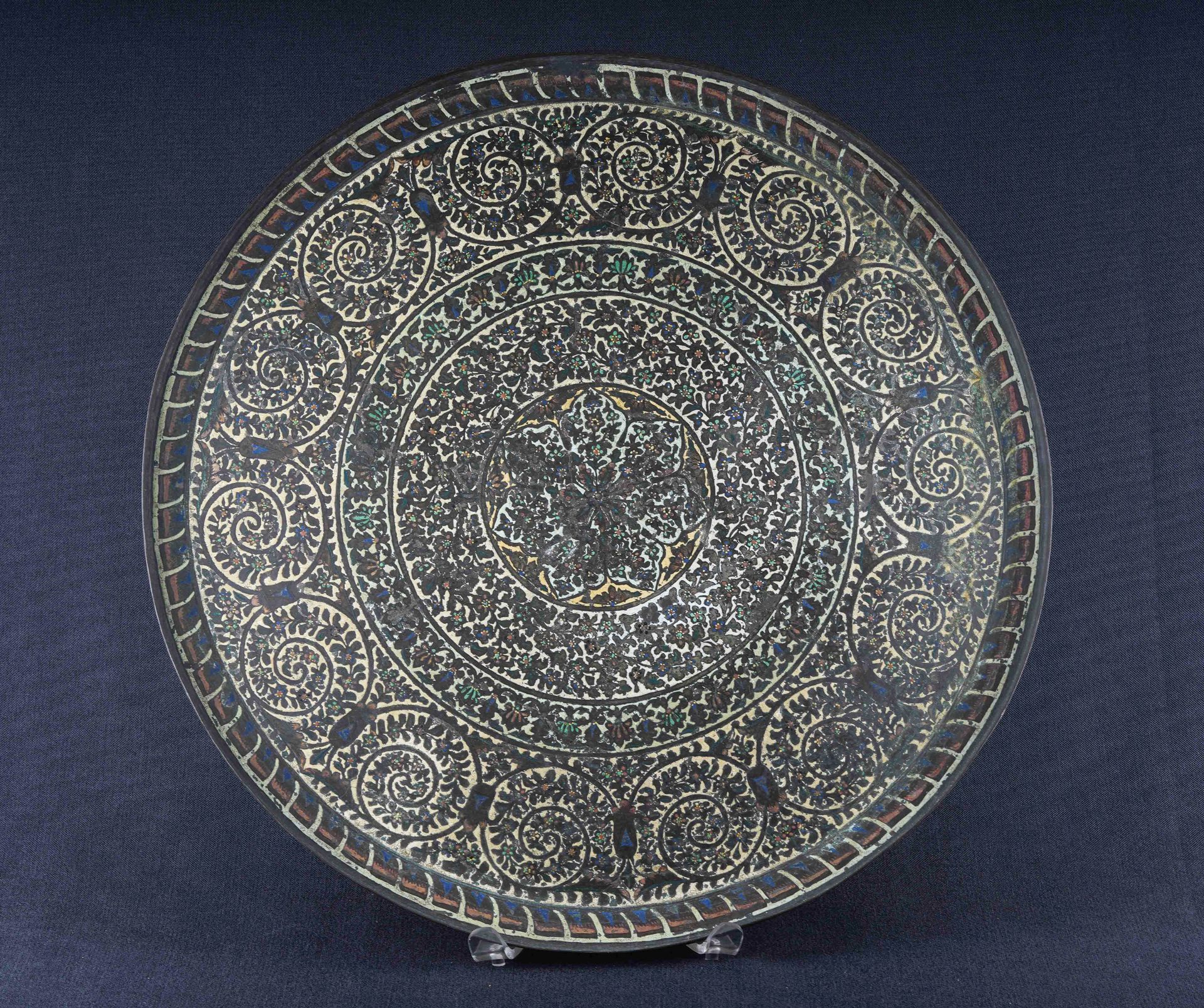 Art islamique - Syrie Grand plat à décor gravé et émaillé. Diam 58.5 cm.