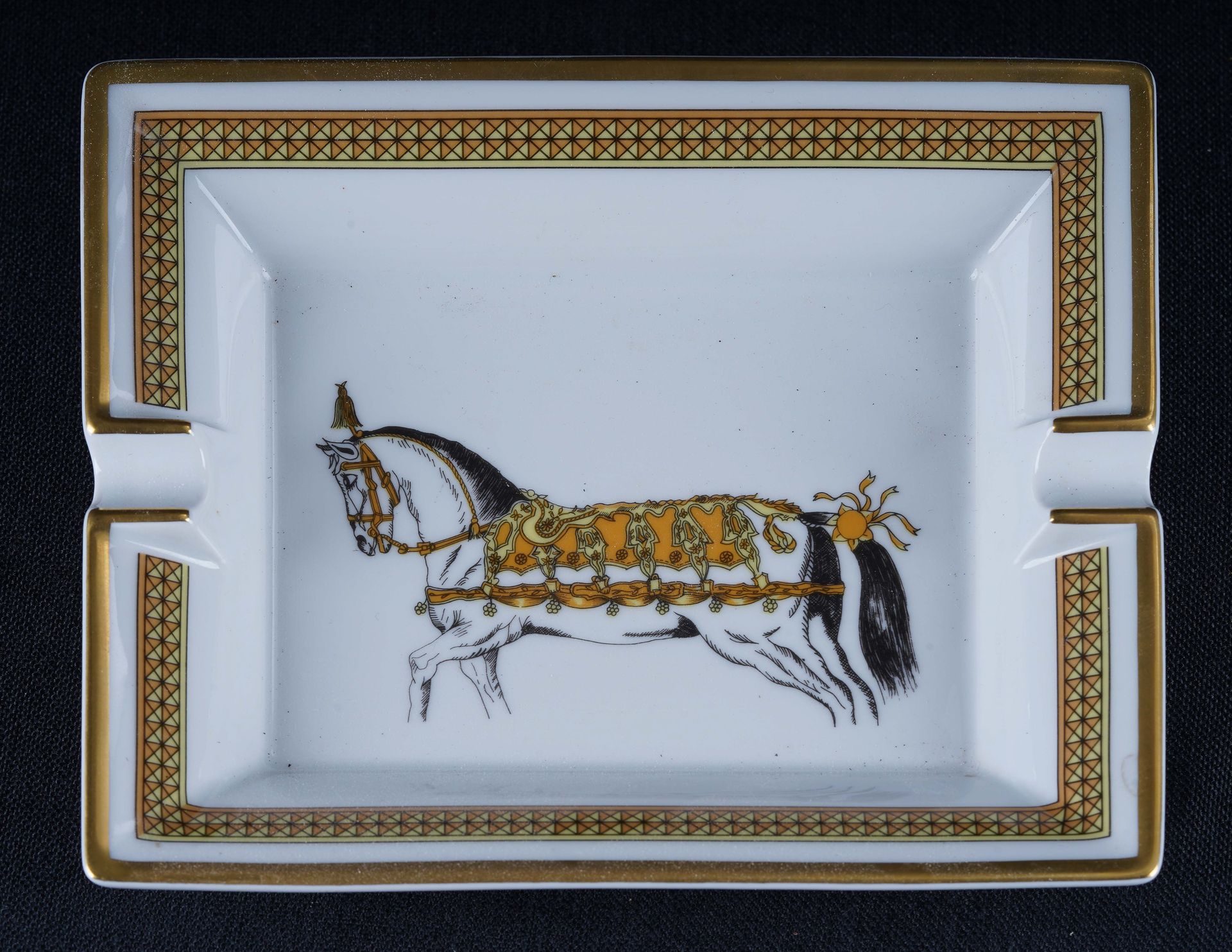 HERMES - Hermès Cendrier en porcelaine à décor de cheval sellé. Le culot est gai&hellip;