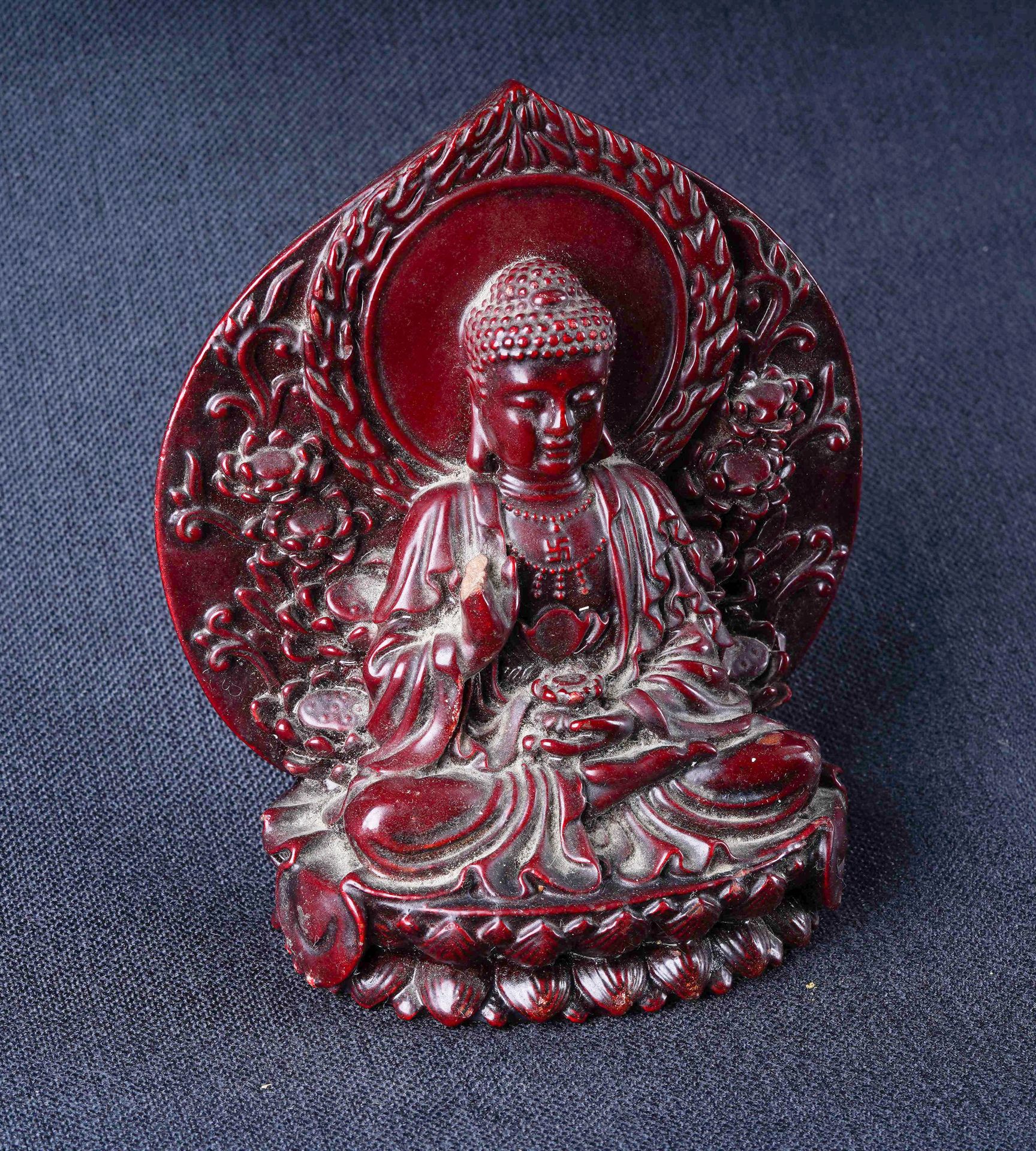 Statuaire Bouddhiste Bouddha en laque rouge. H.13.6 cm. Marque à la main droite.