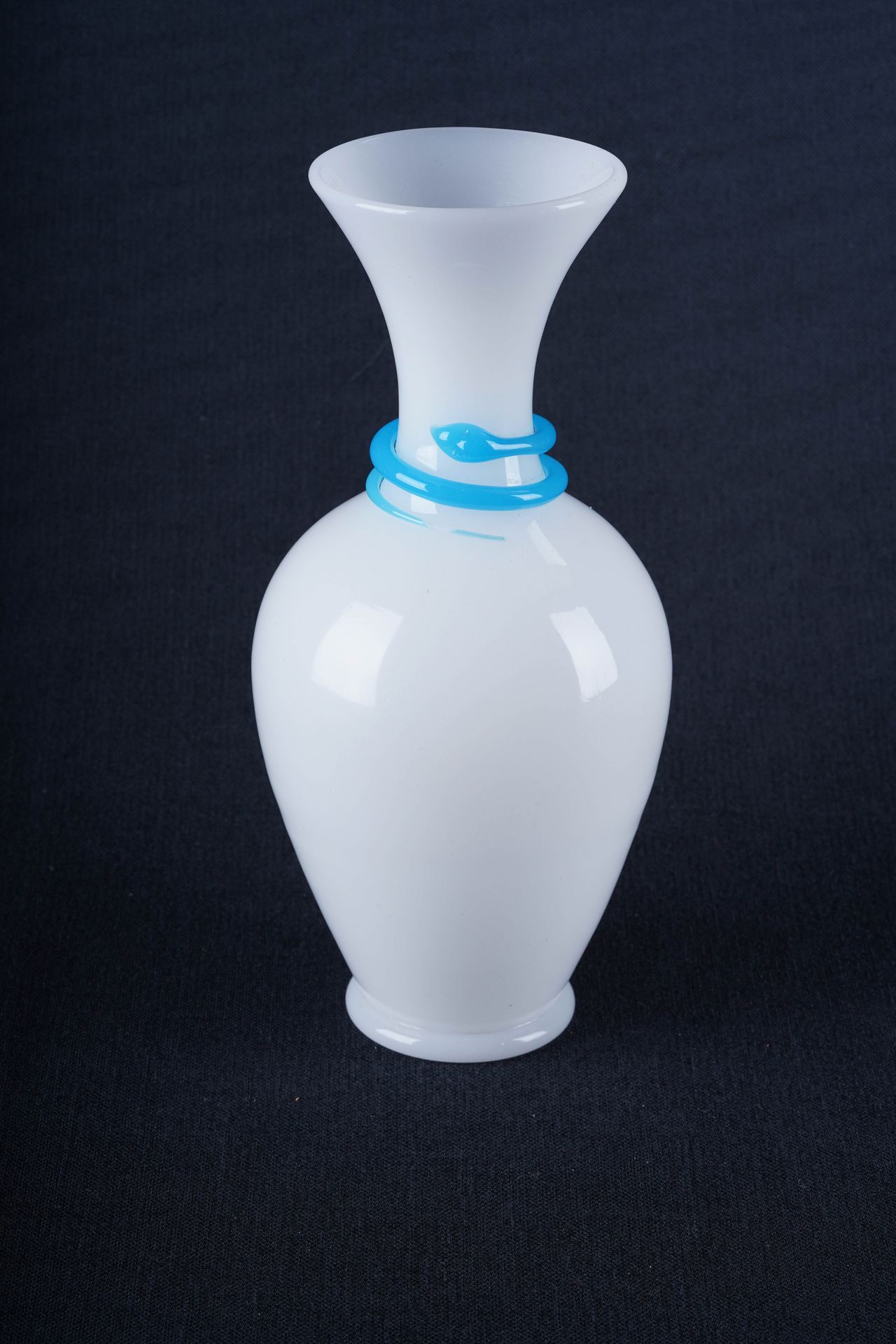 Verrerie XXe - Verre de Pékin - Chine Vase en verre blanc entortillé au col d'un&hellip;