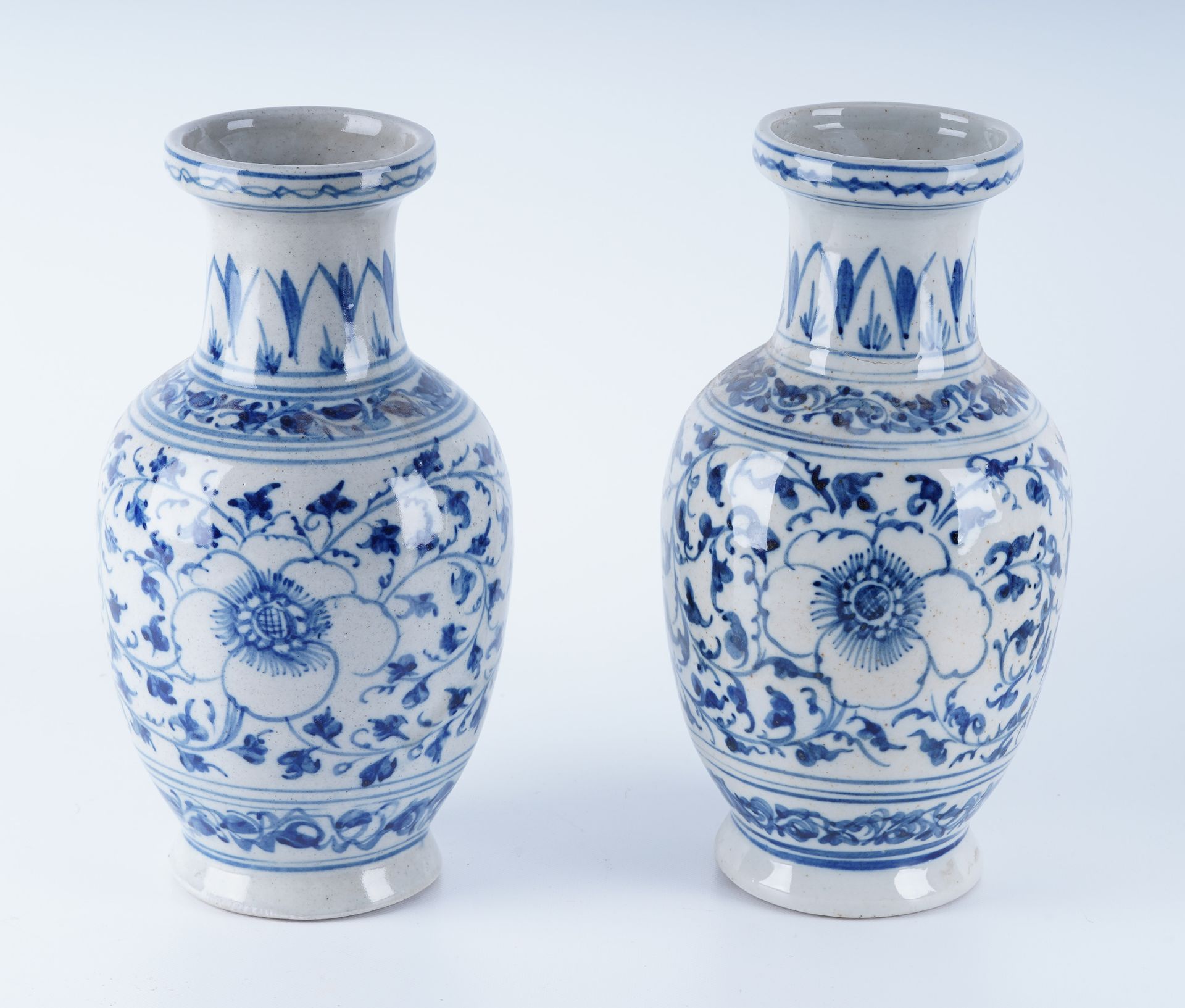 Chine, dans le style Wanli MING Paire de vase en porcelaine très épaisse à décor&hellip;