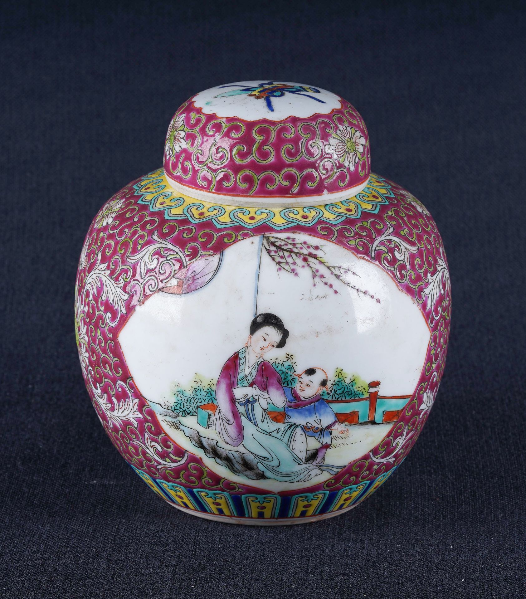 Chine Jingdezen, XXe s Vase couvert à fond pourpre à décor en réserve d'une mère&hellip;