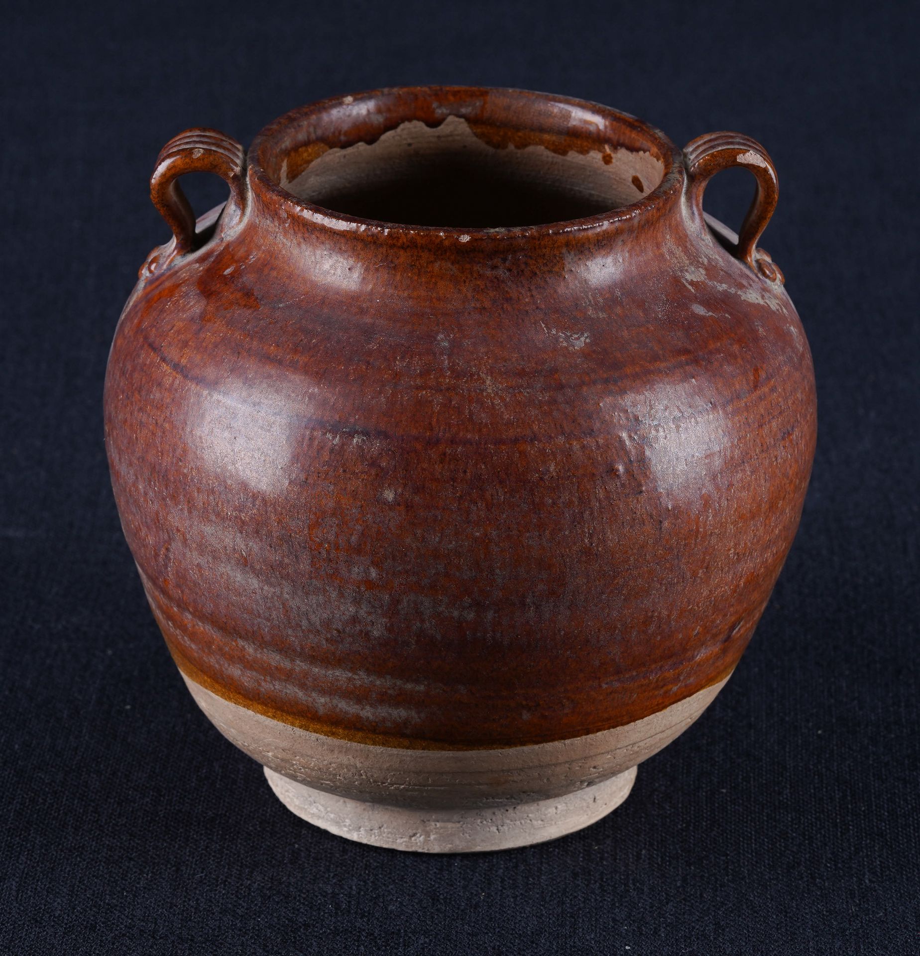 Song - Style ou époque Vase à glaçure marron de style Song. H. 15 cm.