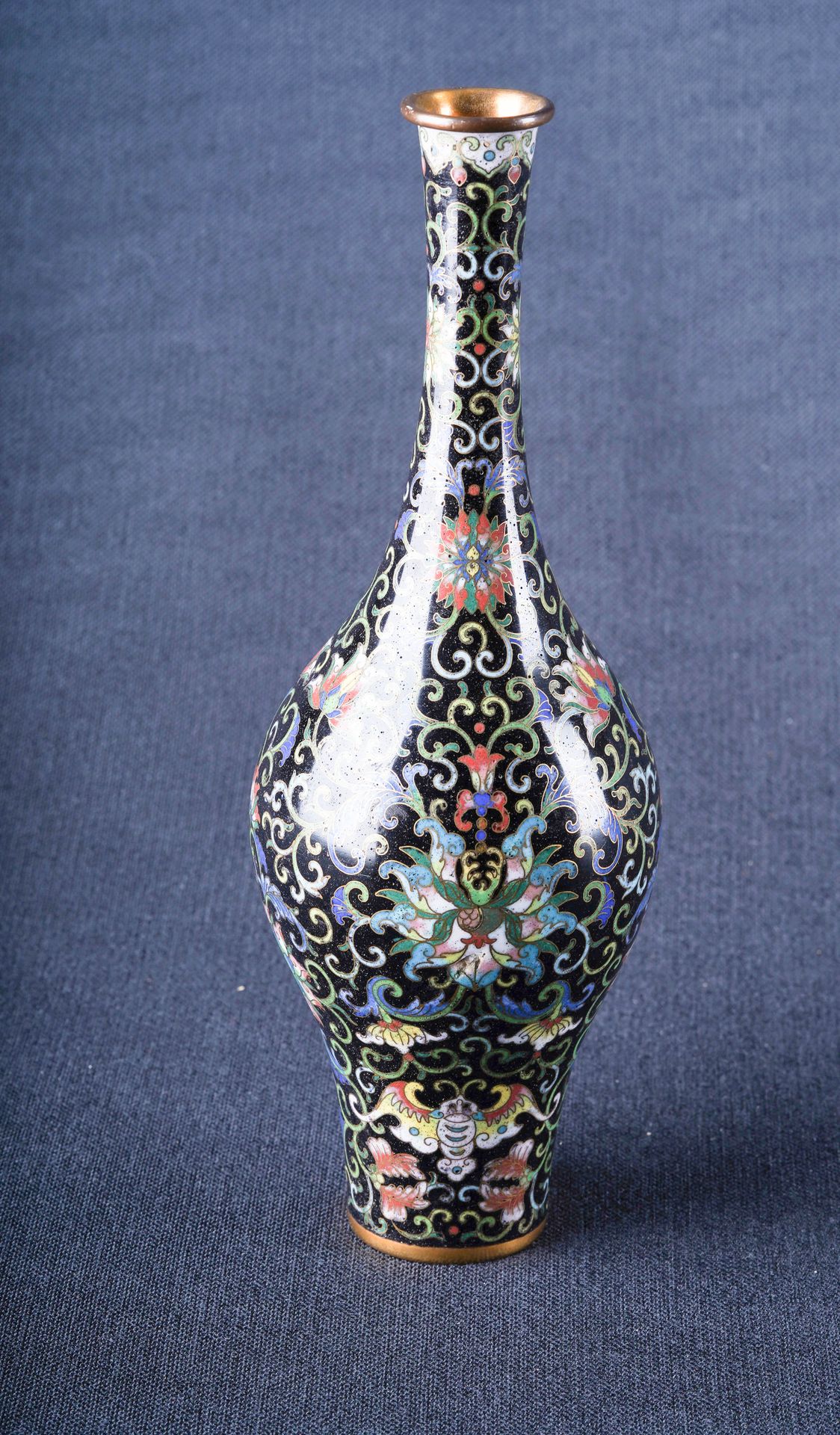 Chine fin Qing début XXe - (China - 中国) Vase balustre à panse fuselée en émail c&hellip;