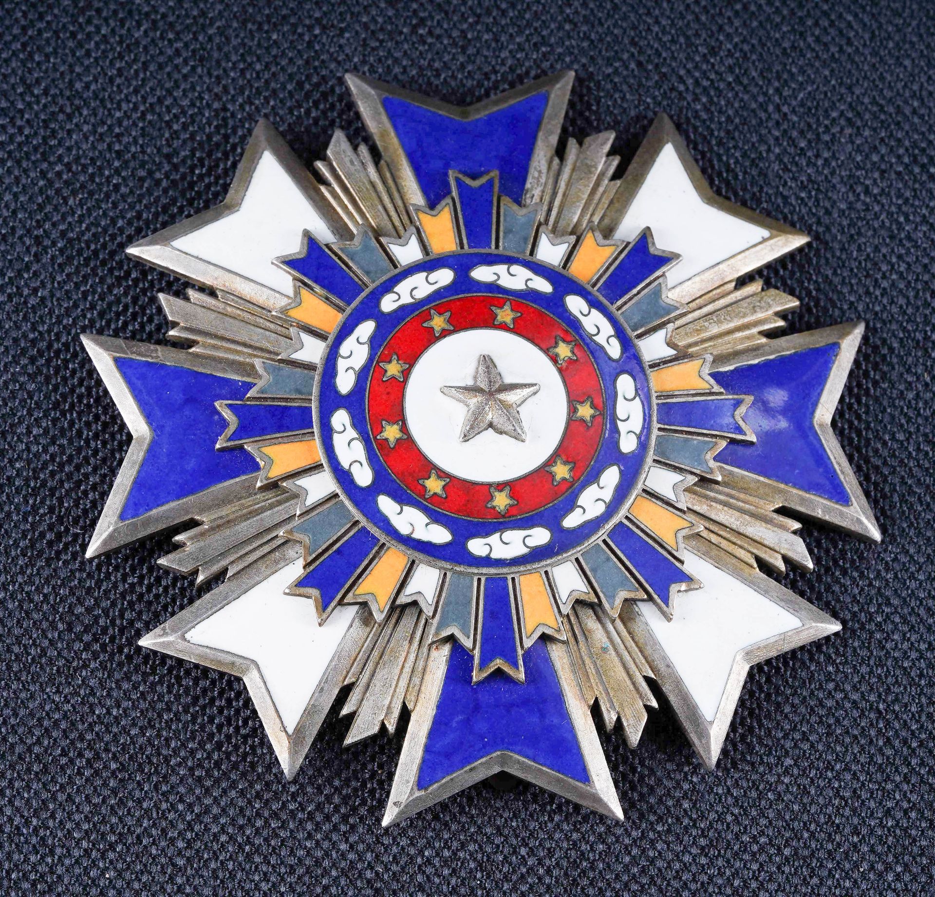 Chine - Décoration honorifique Médaille/Plaque à décor d'étoile radiée en émail &hellip;