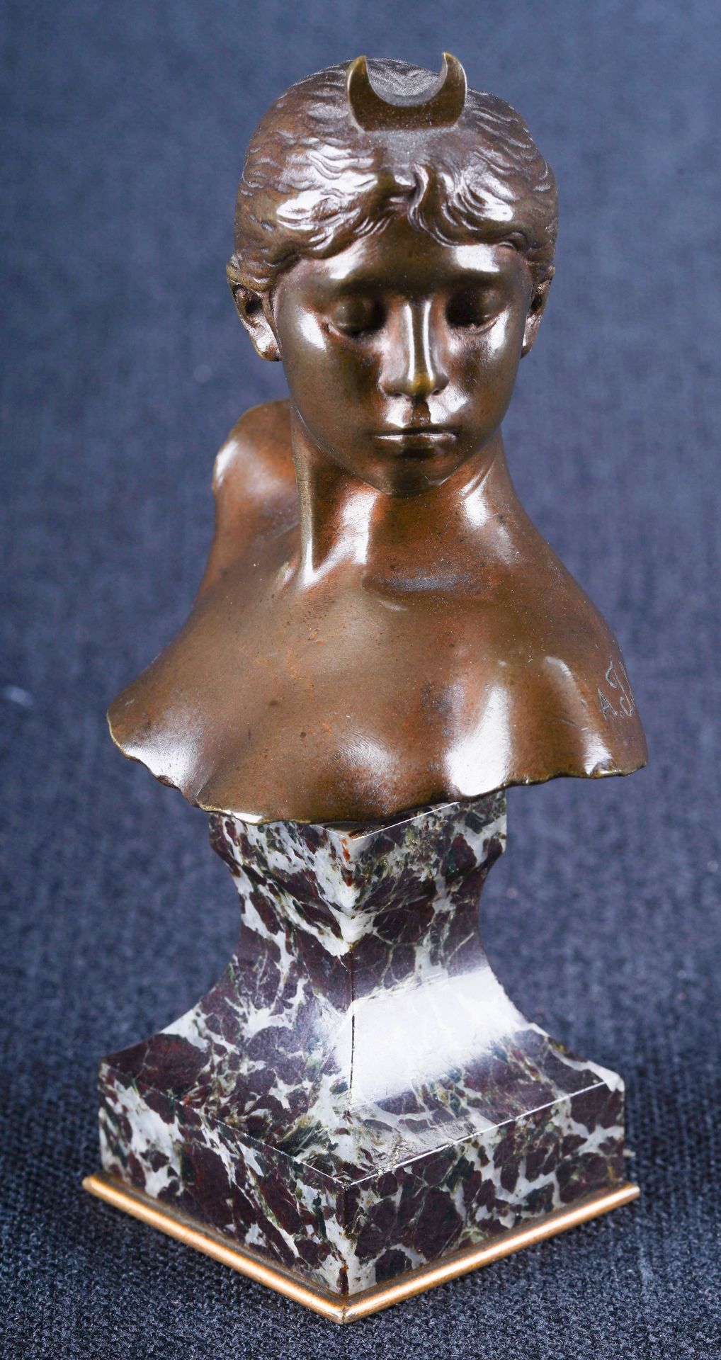 Alexandre FALGUIERE (1831-1900) Buste de Diane. Petit bronze à patine médaillée &hellip;