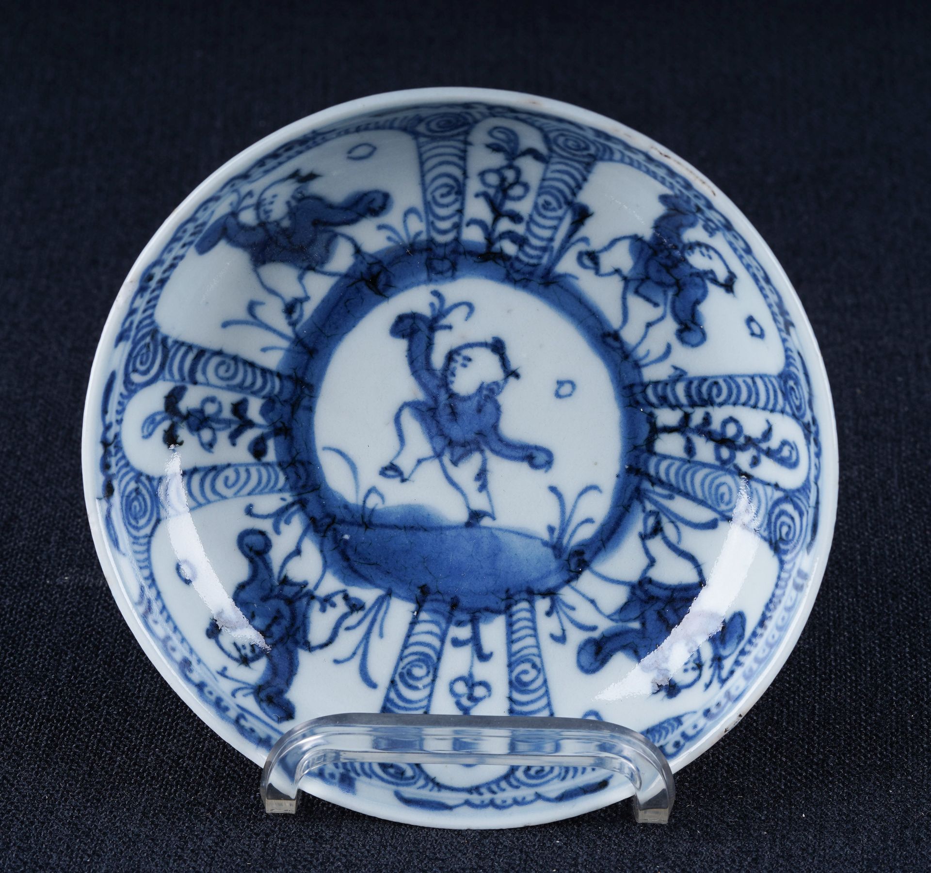 Chine fin Ming début Qing Soutasse en porcelaine blanc bleue à décor d'enfant.