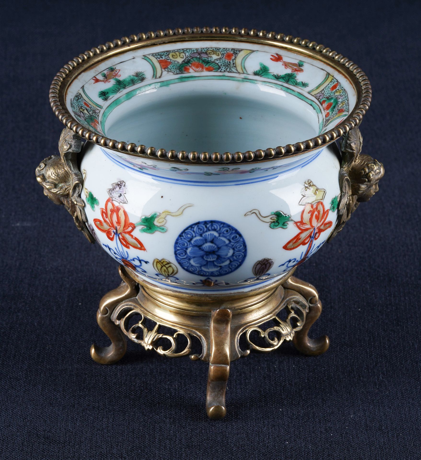 Chine, XVIIIe - XIXe - (China - Chinese porcelain - 中国) Crachoir, famille verte,&hellip;