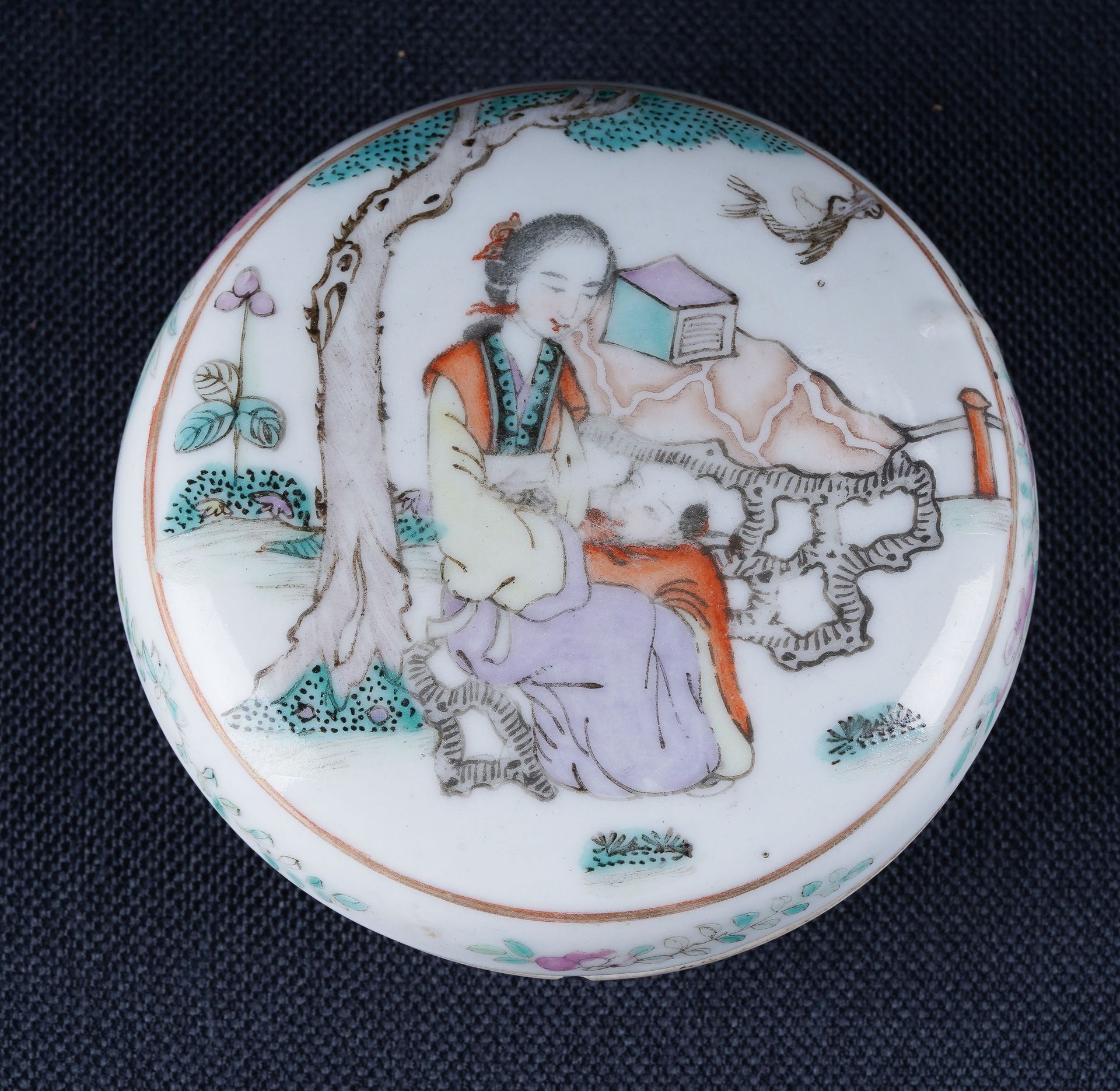 Chine ou Japon - Kakiemon Boite en porcelaine aux émaux kakiemon au motif d'une &hellip;