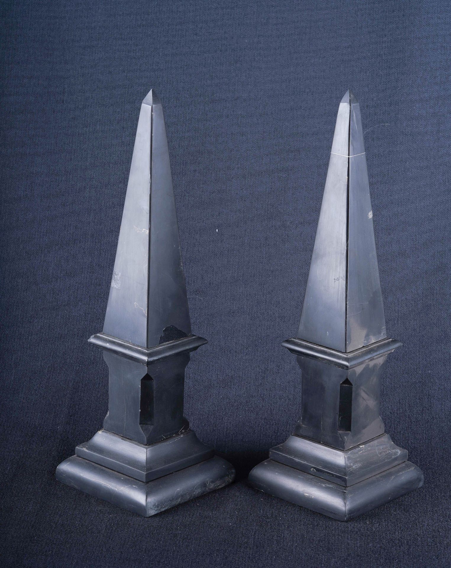 Paire d'obélisques Paire d'obélisques anciennes en marbre noir, +- 36cm (base 11&hellip;
