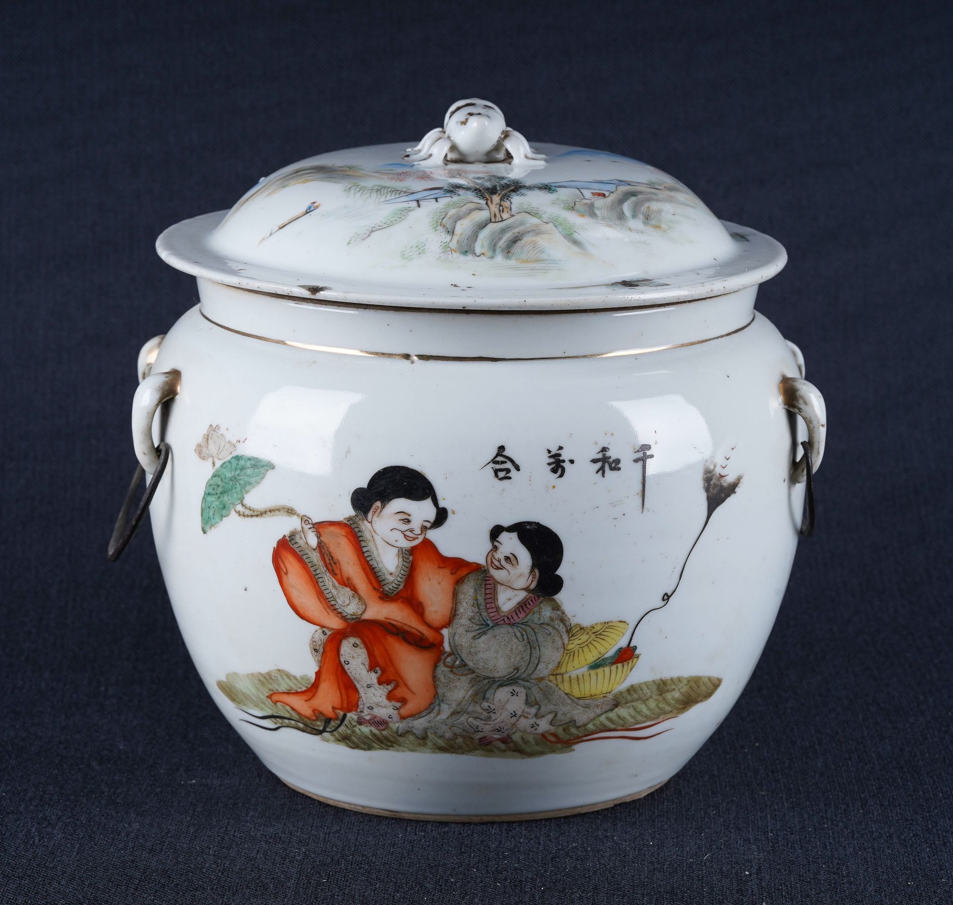 Chine - Période République Pot à gingembre en porcelaine à décor de deux femmes &hellip;