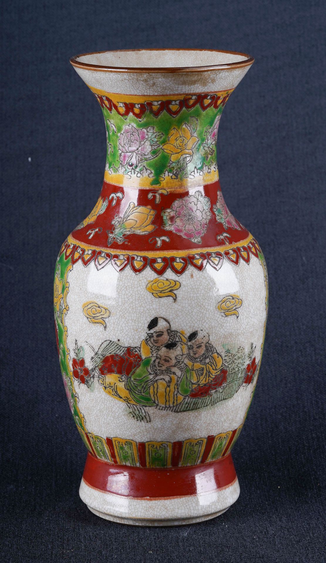Chine Vase balustre en faïence craquelée à décor polychrome de petits garçons de&hellip;