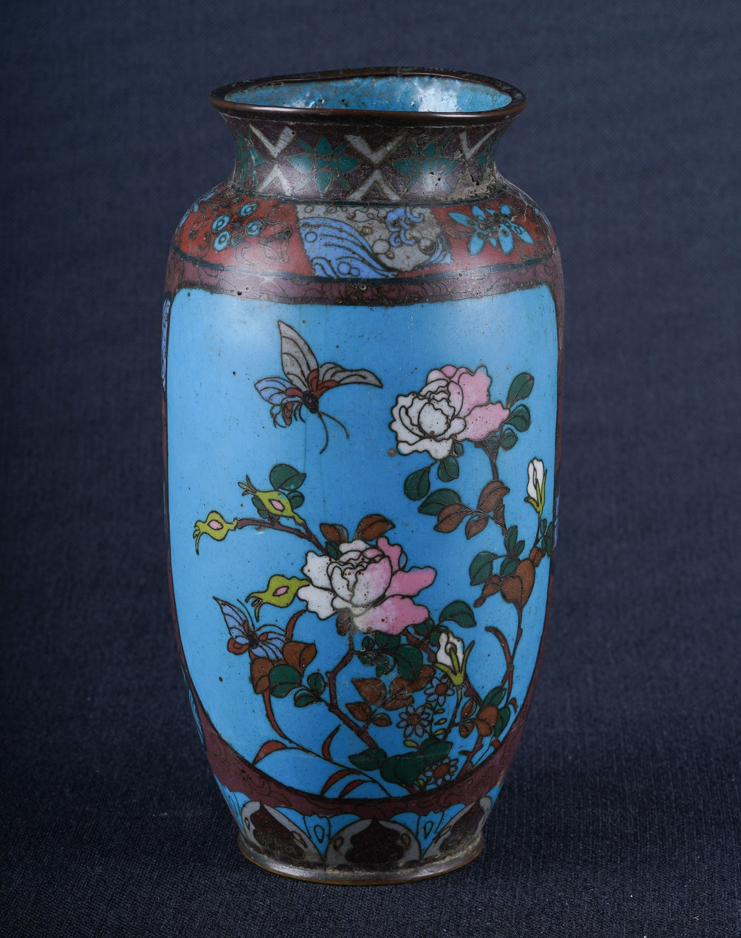 Chine, émail cloisonné fin Qing Vase en émail cloisonné à décor de pivoines et p&hellip;