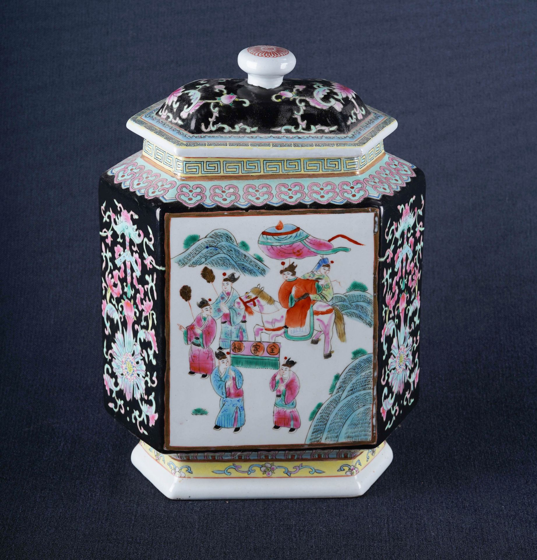 Chine - Epoque République - (China - Chinese porcelain - 中国) Vase couvert hexago&hellip;